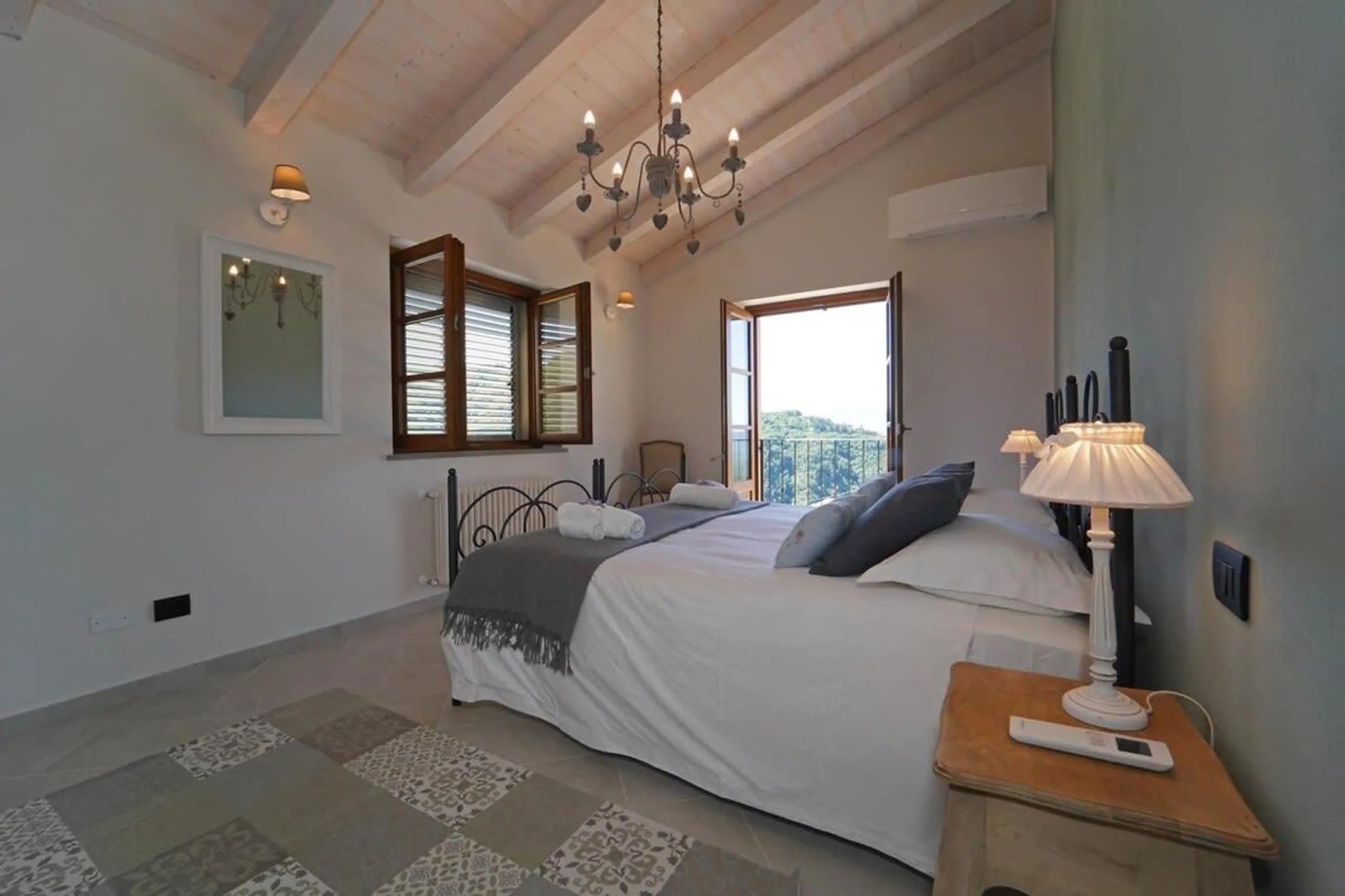 Charming Restored Farmhouse with Invigorating Pool — photograph 12