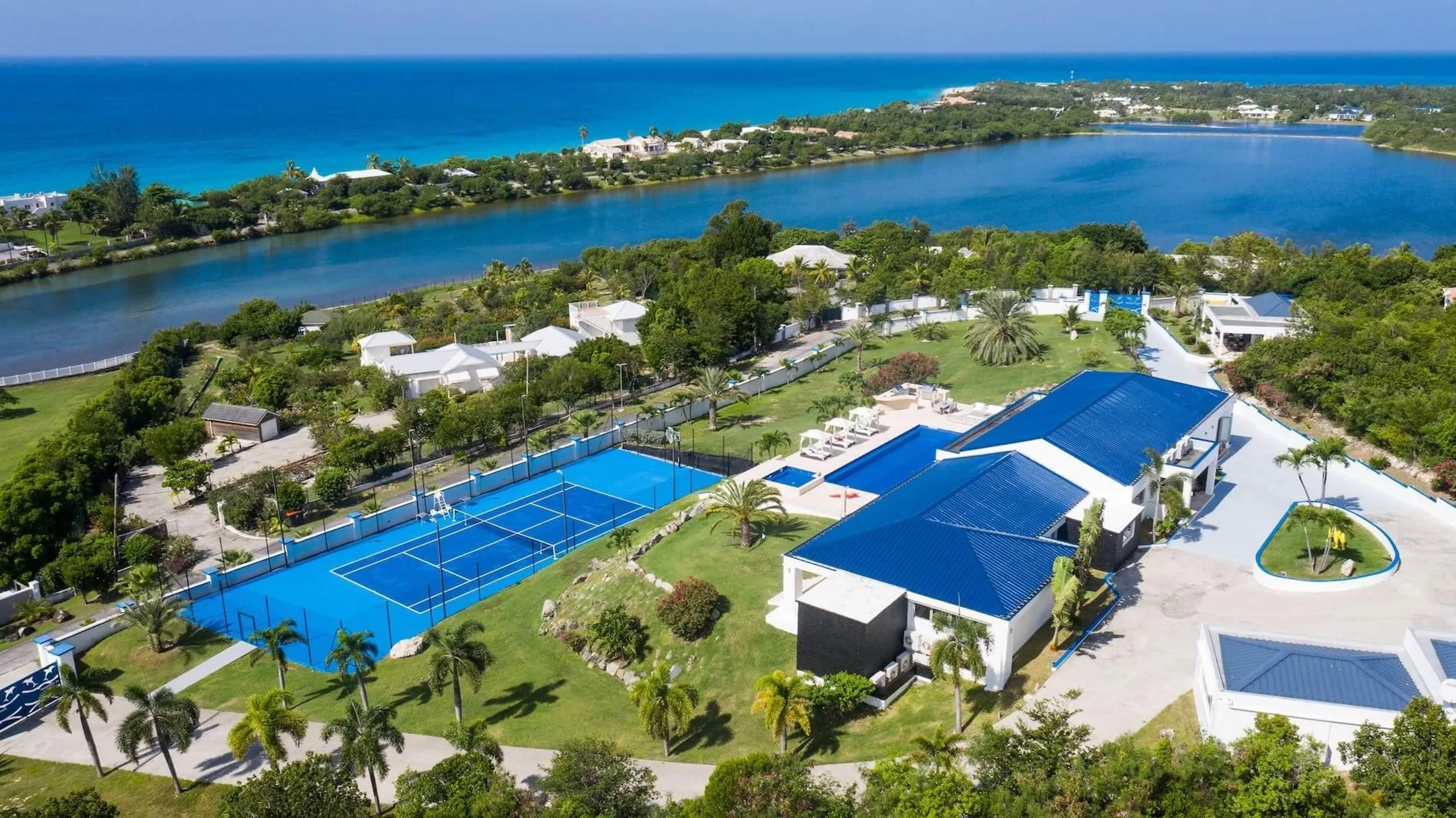 Luxe Retreat Villa with Private Pool, Tennis and Unmatched Views of Caribbean Sea — photograph 3
