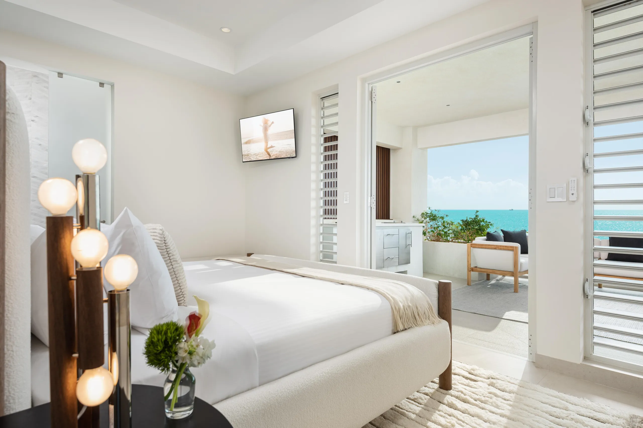 Modern Contemporary Villa With Infinity Pool and Long Bay Beach View — photograph 9