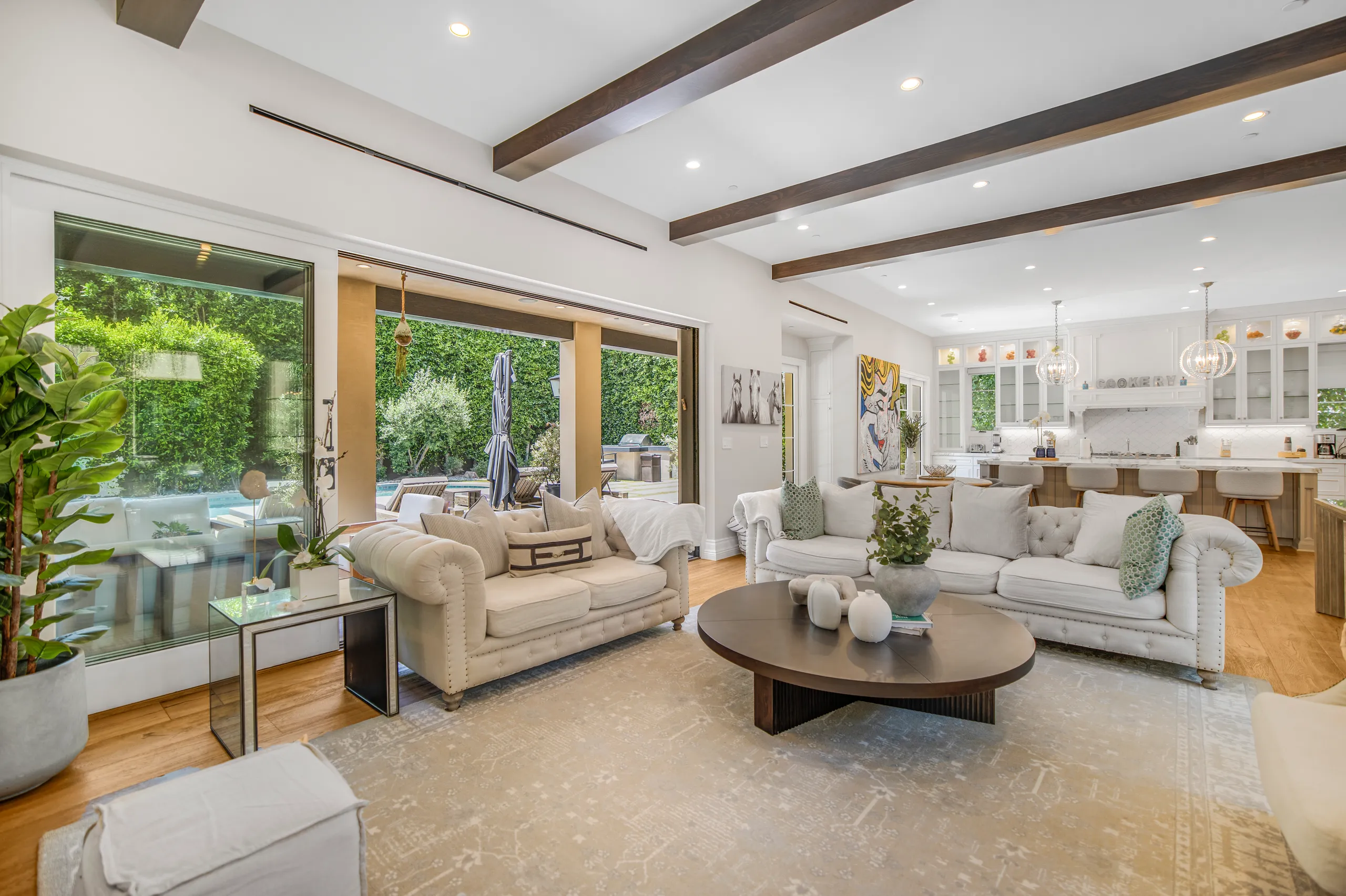 Beautiful Beverly Hills Mansion with Private Pool — photograph 12