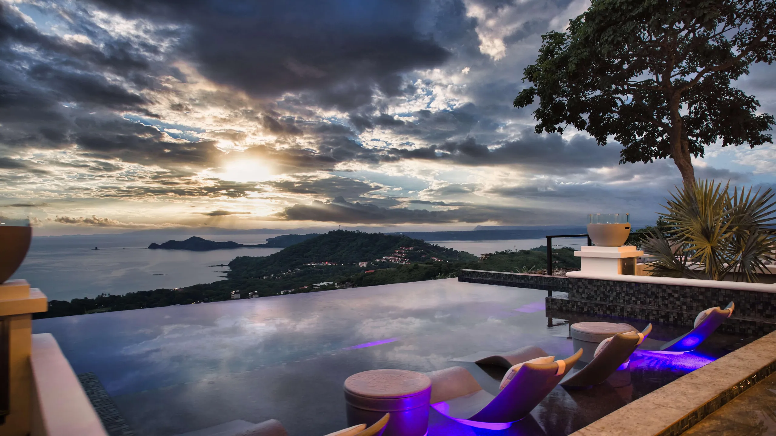 Elegant Treasure in the Sky with Infinity Pool and Ocean Views — photograph 8