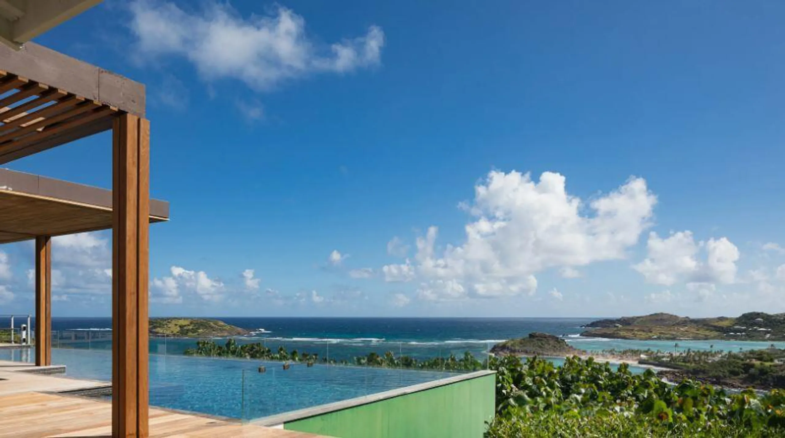 Calming Contemporary Styled Beachfront Villa with Heated Infinity Pool — photograph 8