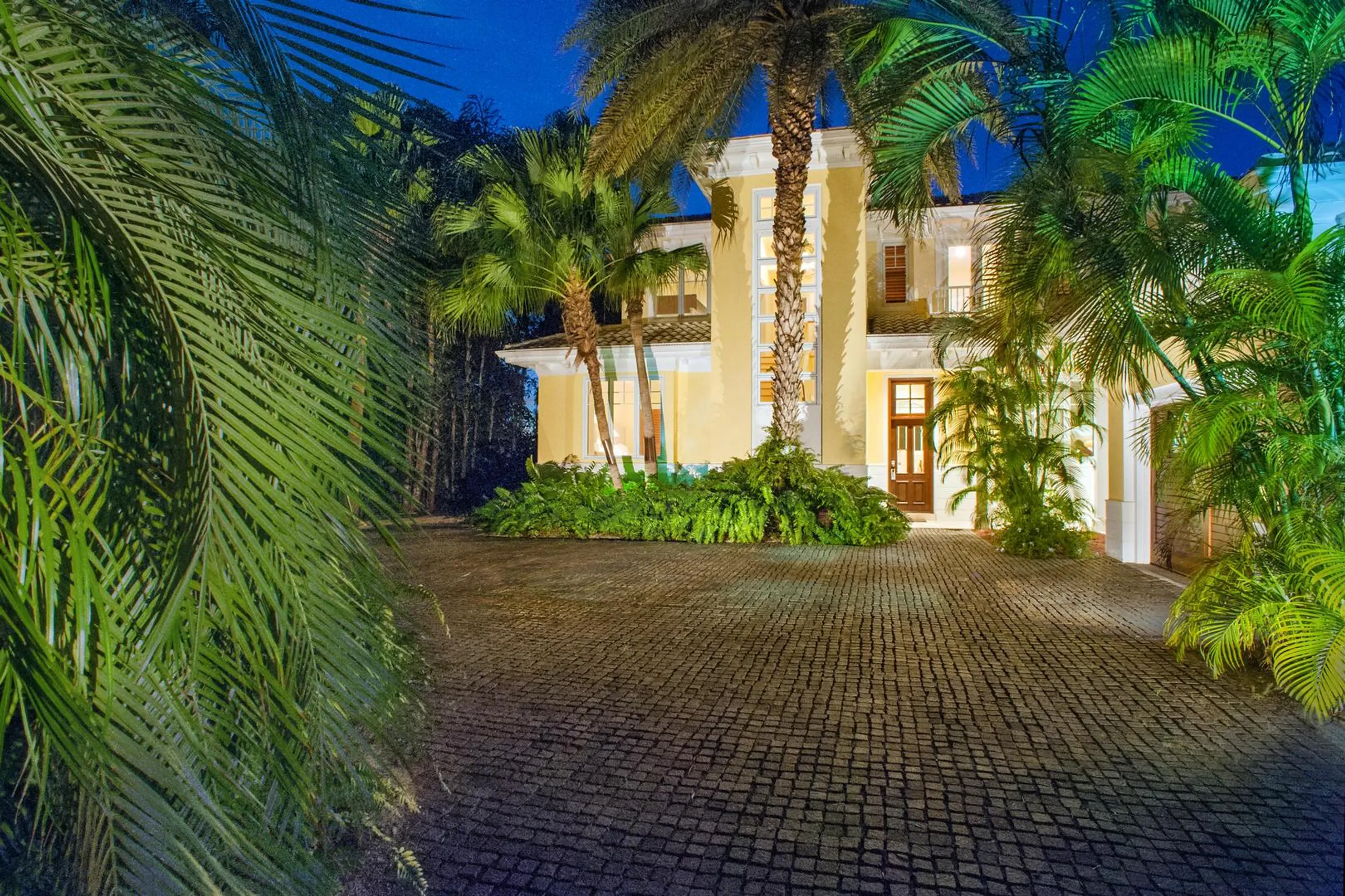 Elegant Cayman Kai Beach Front Estate with Incredible Ocean Views — photograph 6
