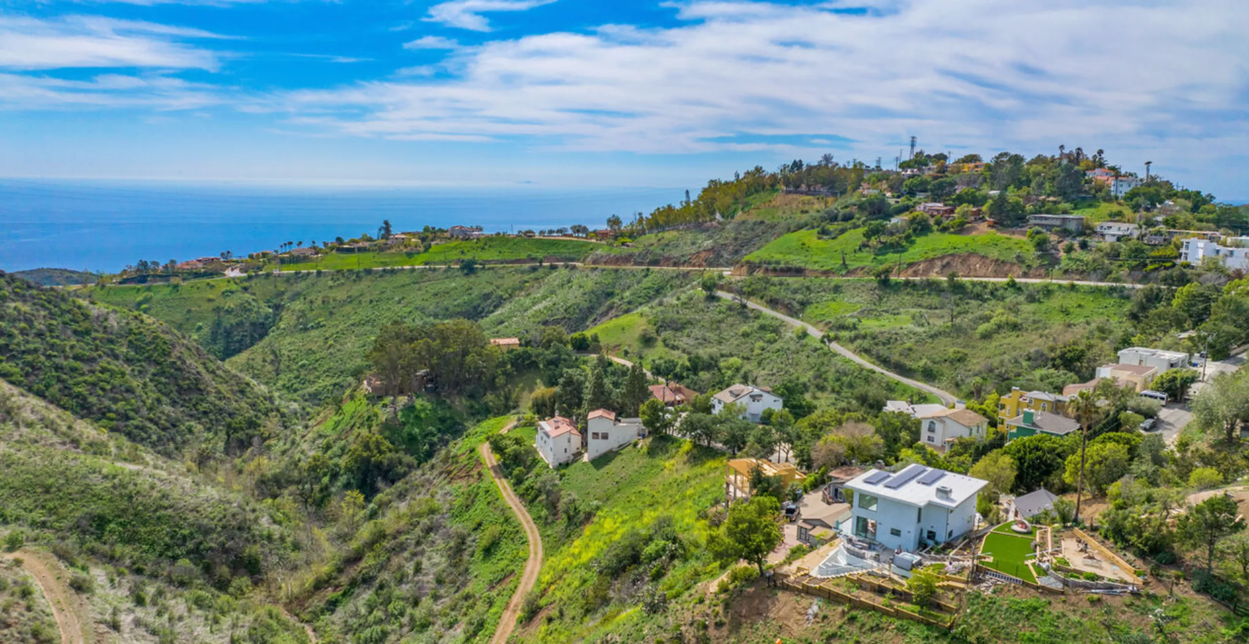 Majestic Malibu Smart Home with Ocean, Canyon & Mountain View Villa — photograph 3