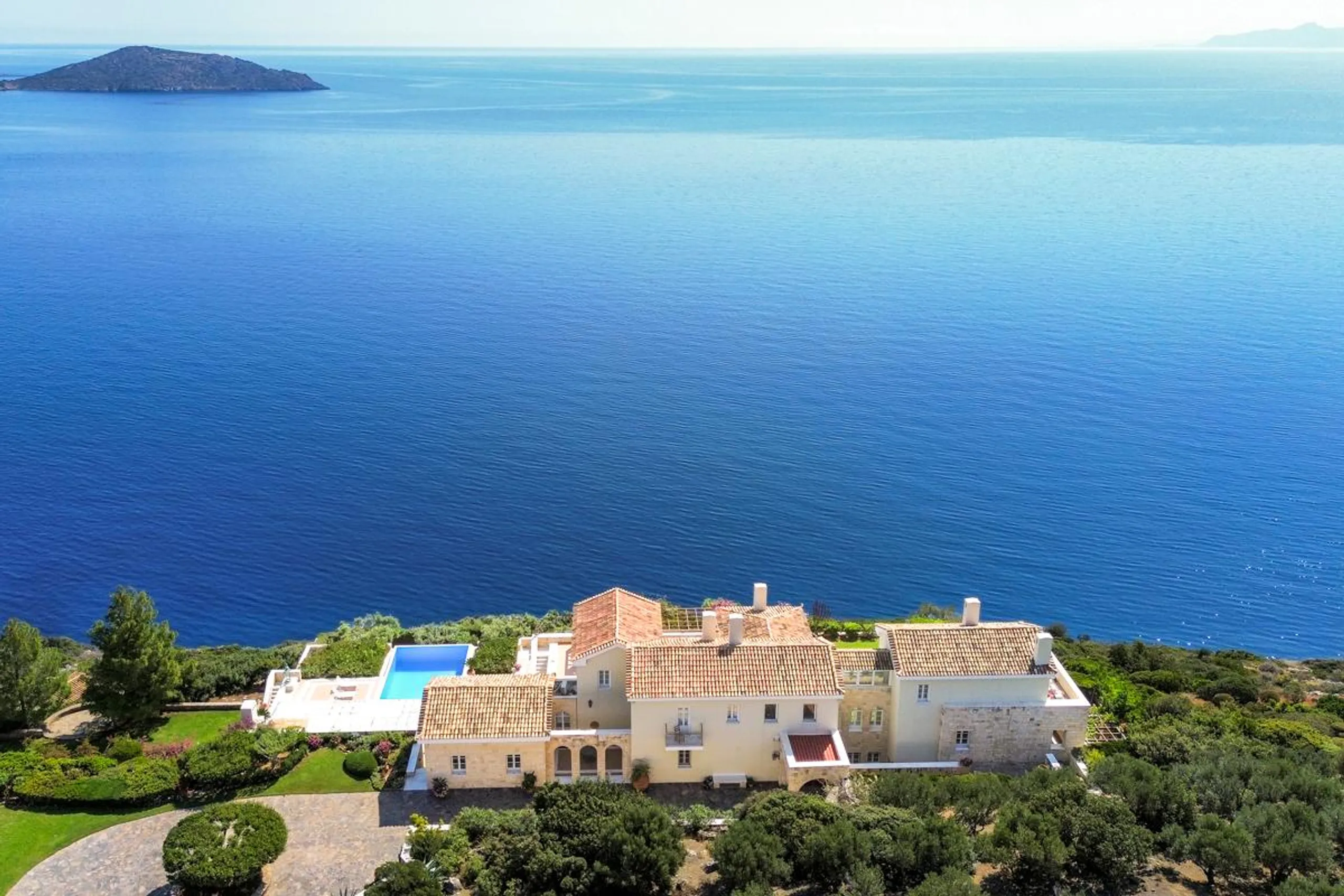 Magnificent Estate in Crete with Pool and Mediterranean Sea Views — photograph 11