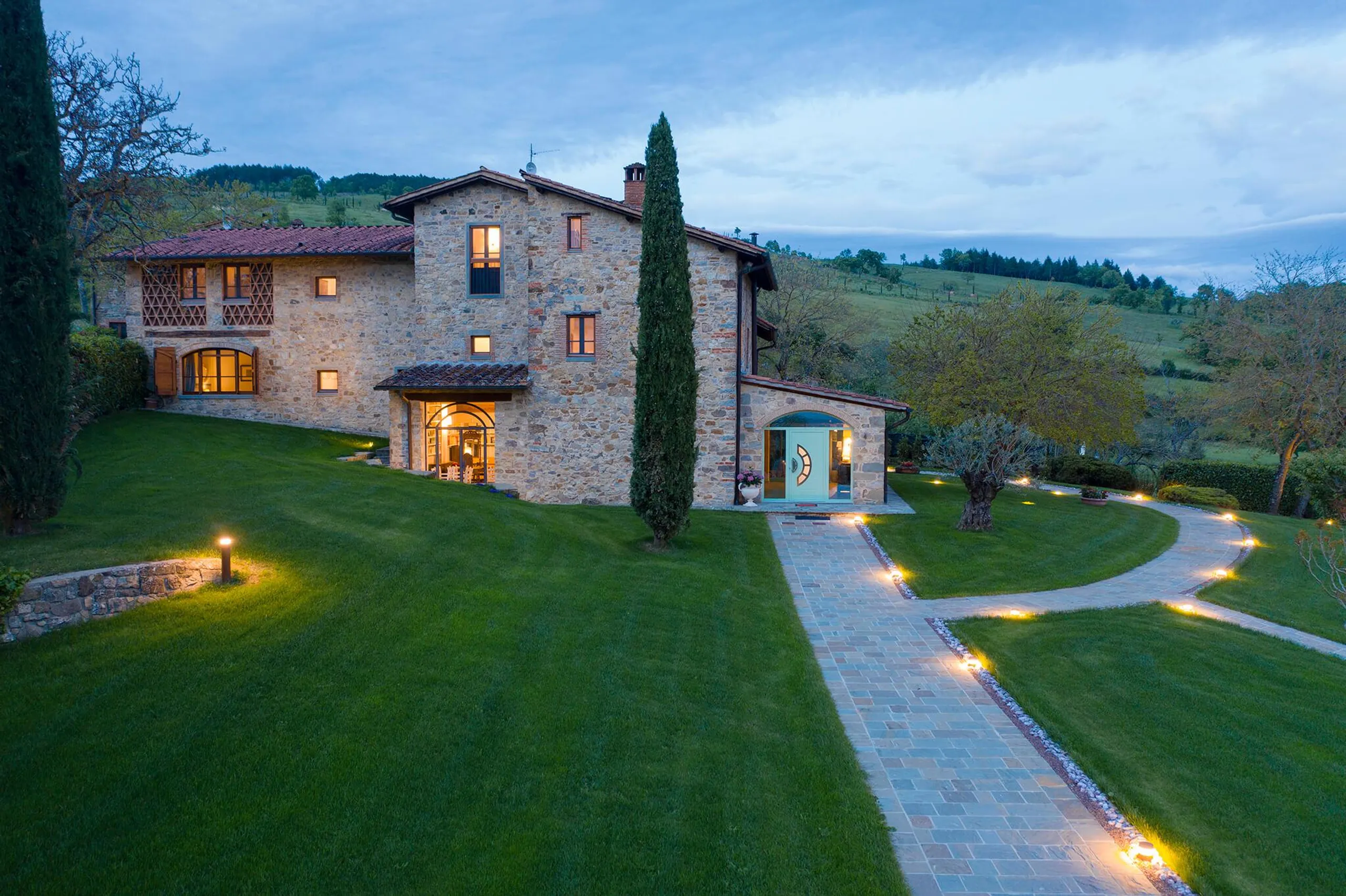 Spacious Tuscan Stone Villa with Pool, Garden, and Scenic Views — photograph 2