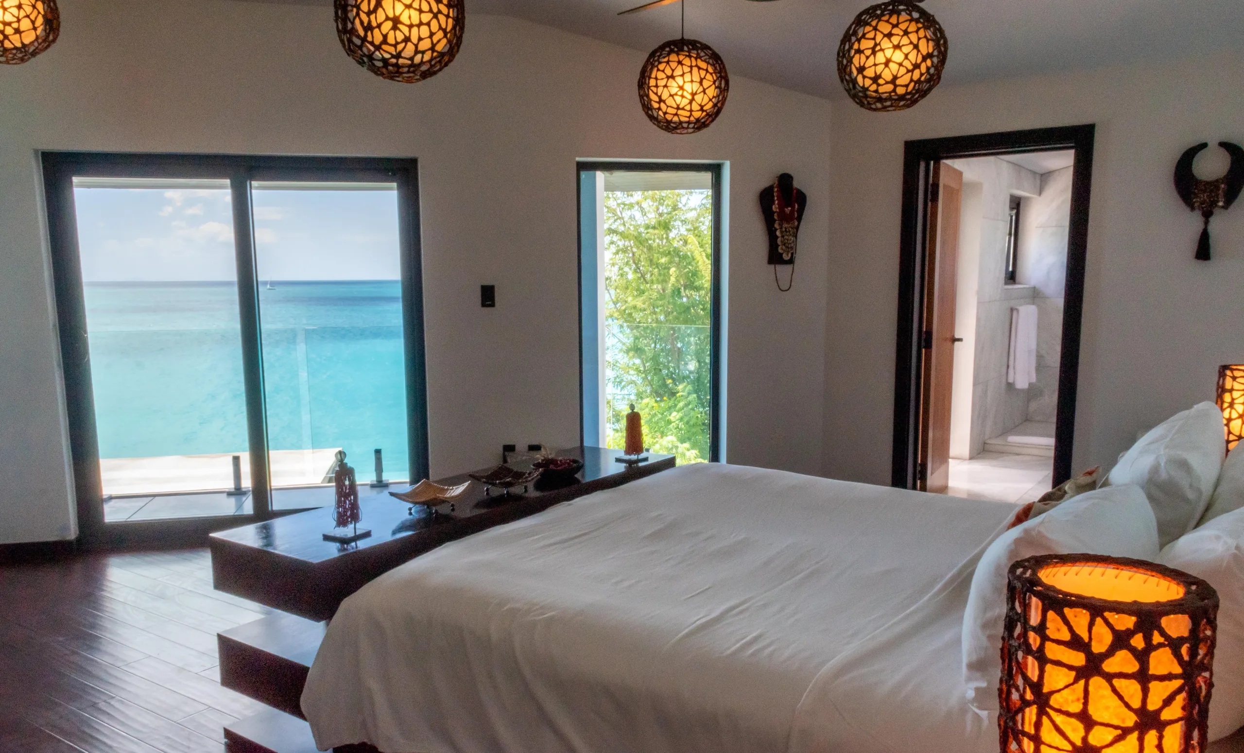 Prestige Oceanfront Villa with Infinity Pool and Spectacular Views — photograph 11