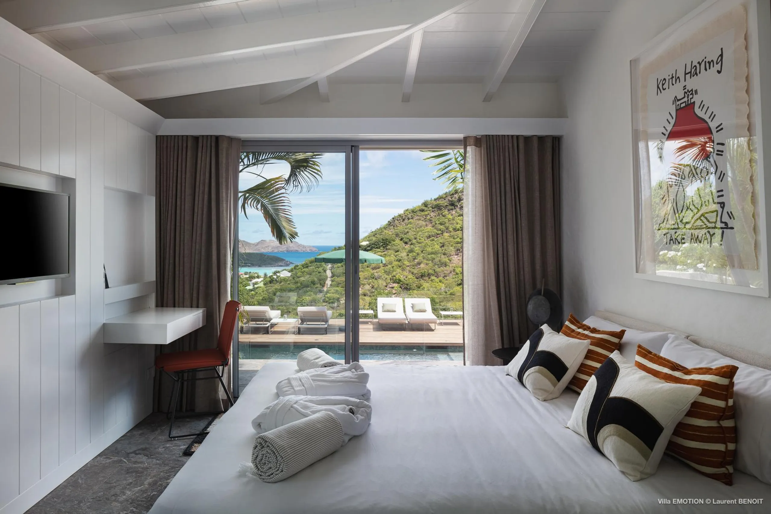 Awe-inspiring Paradise Estate with Private Pool, Sun Deck, and Gourmet Kitchen — photograph 6