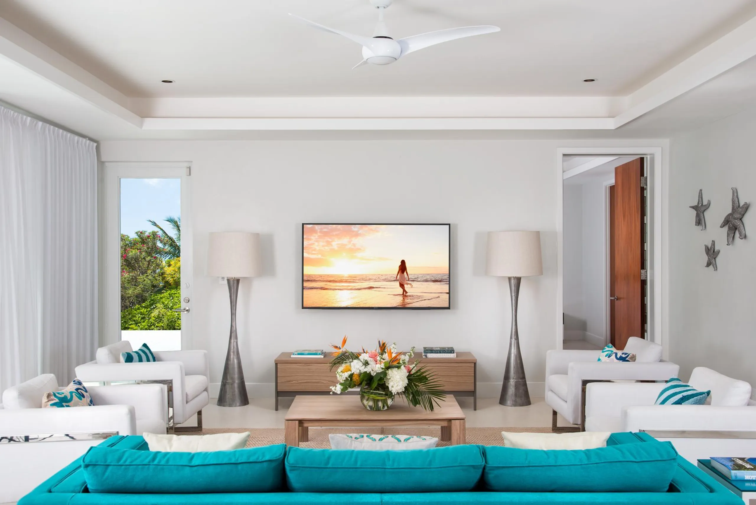 Refined Contemporary Villa with Heavenly Pool and Steps from the Beach — photograph 10