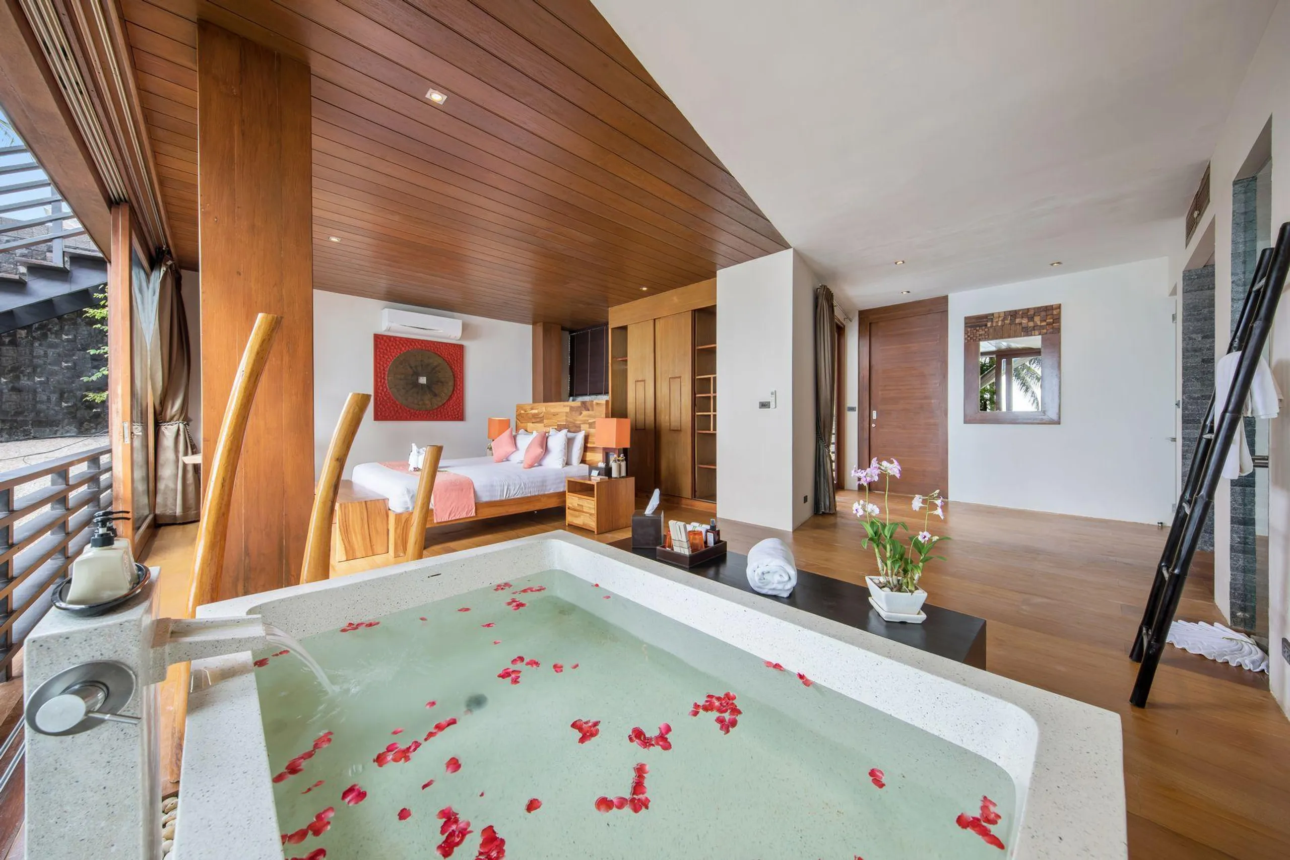 Imposing Modern Tropical Home with Private Pool and Stunning Sea Views — photograph 8