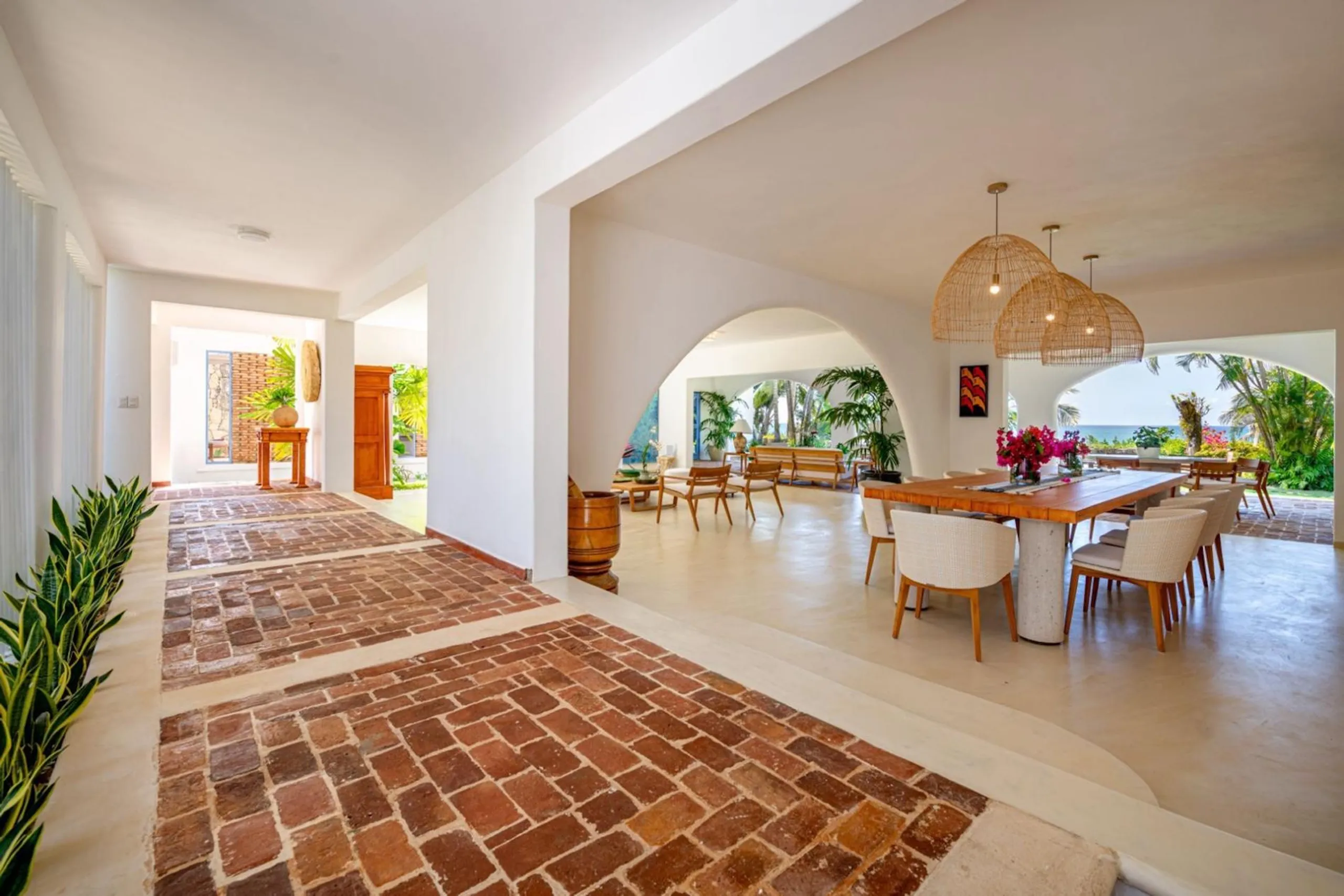 Exquisite Beachfront Villa with Private Pool and Panoramic Sea Views — photograph 7