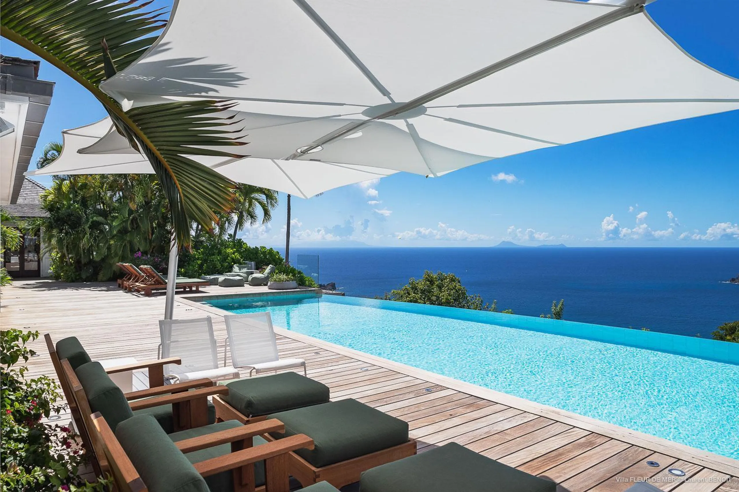 Stunning Oceanside Estate with Infinity Pool and Incredible Views — photograph 2