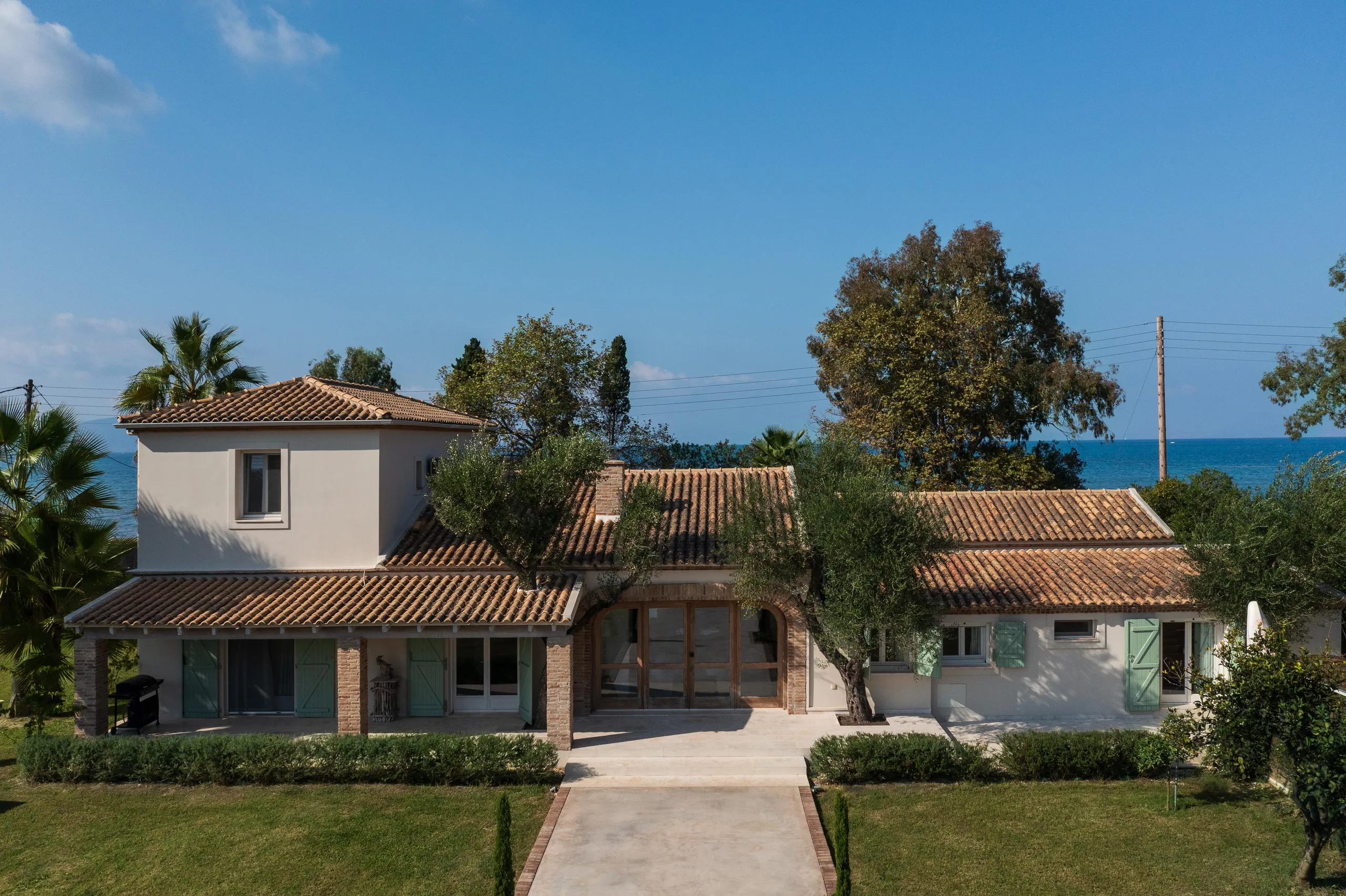 Luxurious Retreat with Majestic Mountain Views and Elegant Pool VILLAWAY® — photograph 9