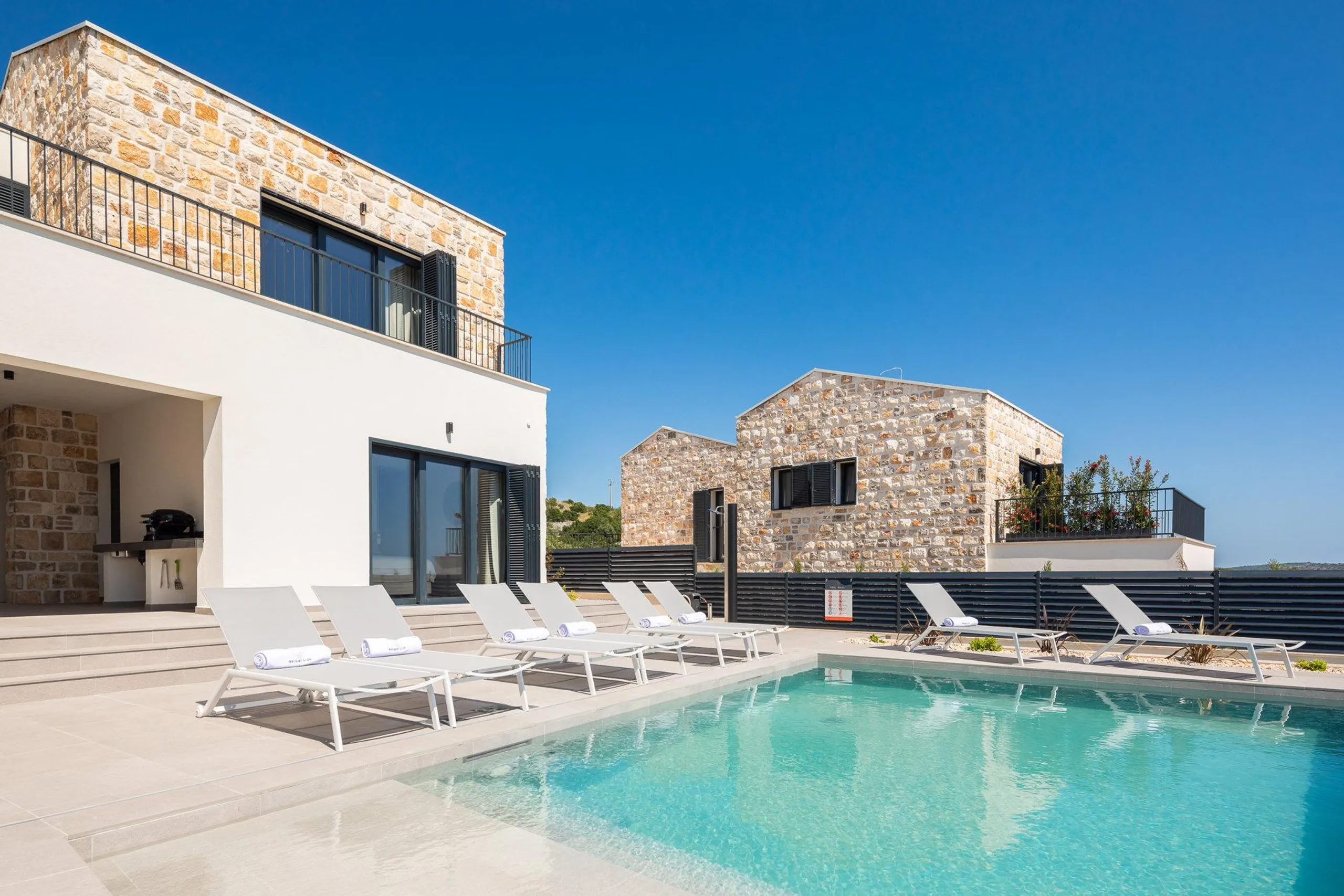 Modern Styled 5-Bedroom Villa with Pool in Picturesque Primosten — photograph 6