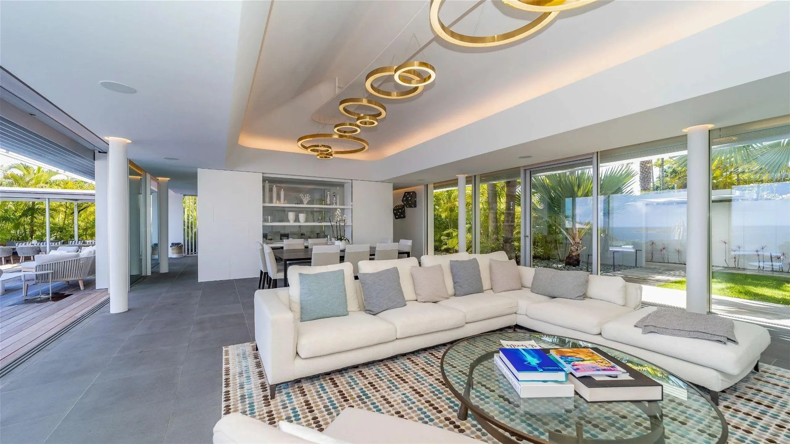 Luxurious Oceanfront Villa with Infinity Pool — photograph 12