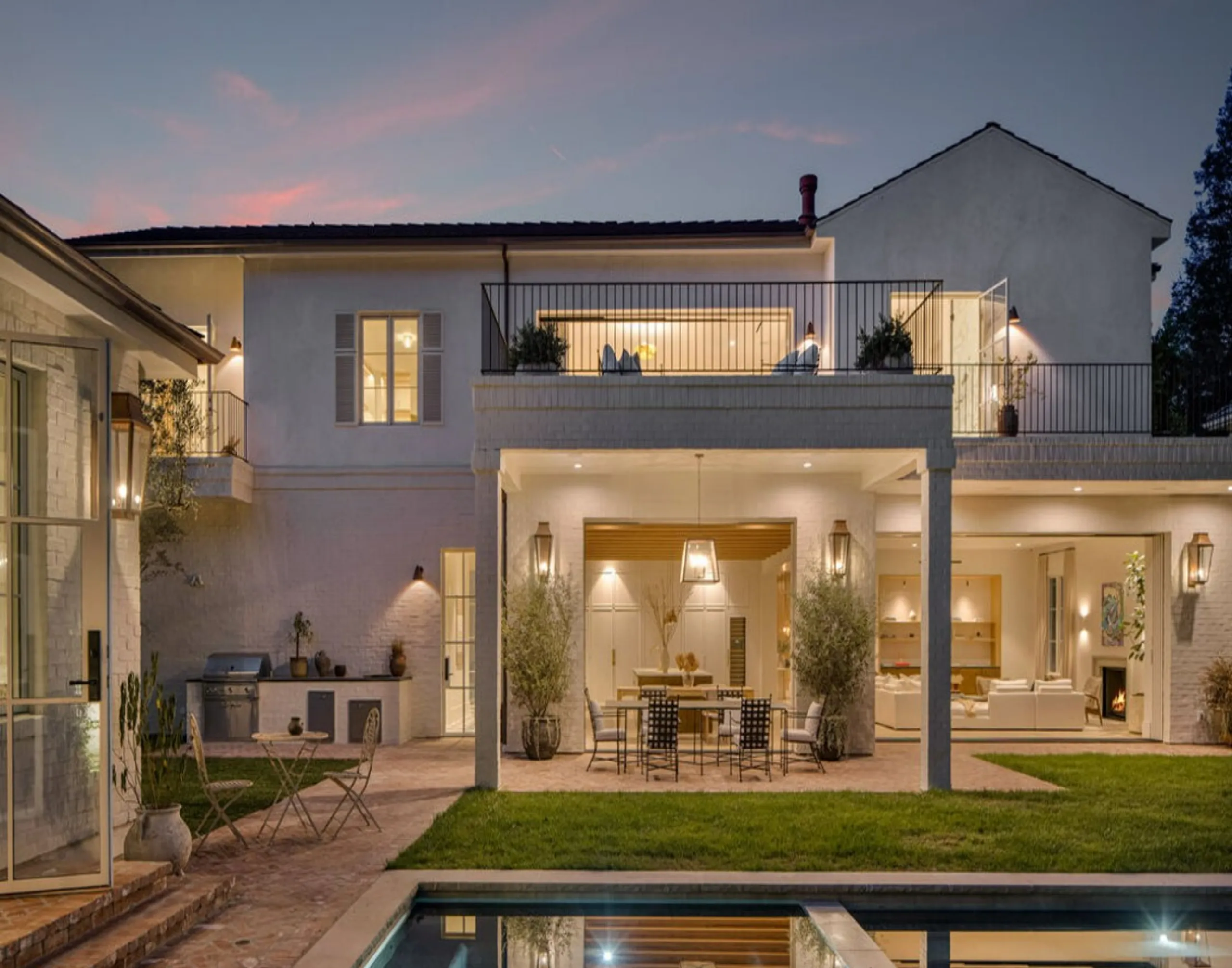 Outstanding Hillside Estate with Panoramic Views — photograph 3