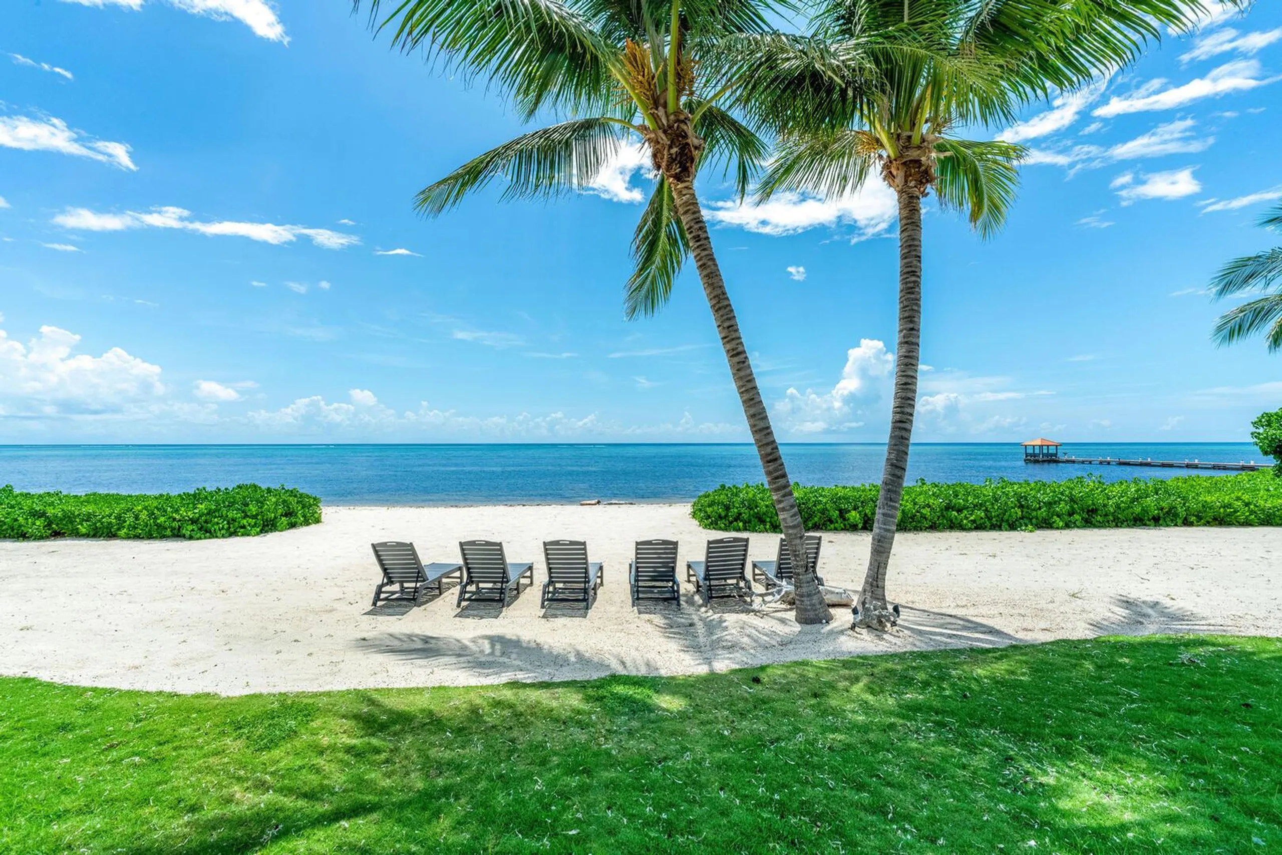 Beachfront Elegance Villa: Caribbean Panorama Views with 75-Foot Private Pool and Hot Tub — photograph 3
