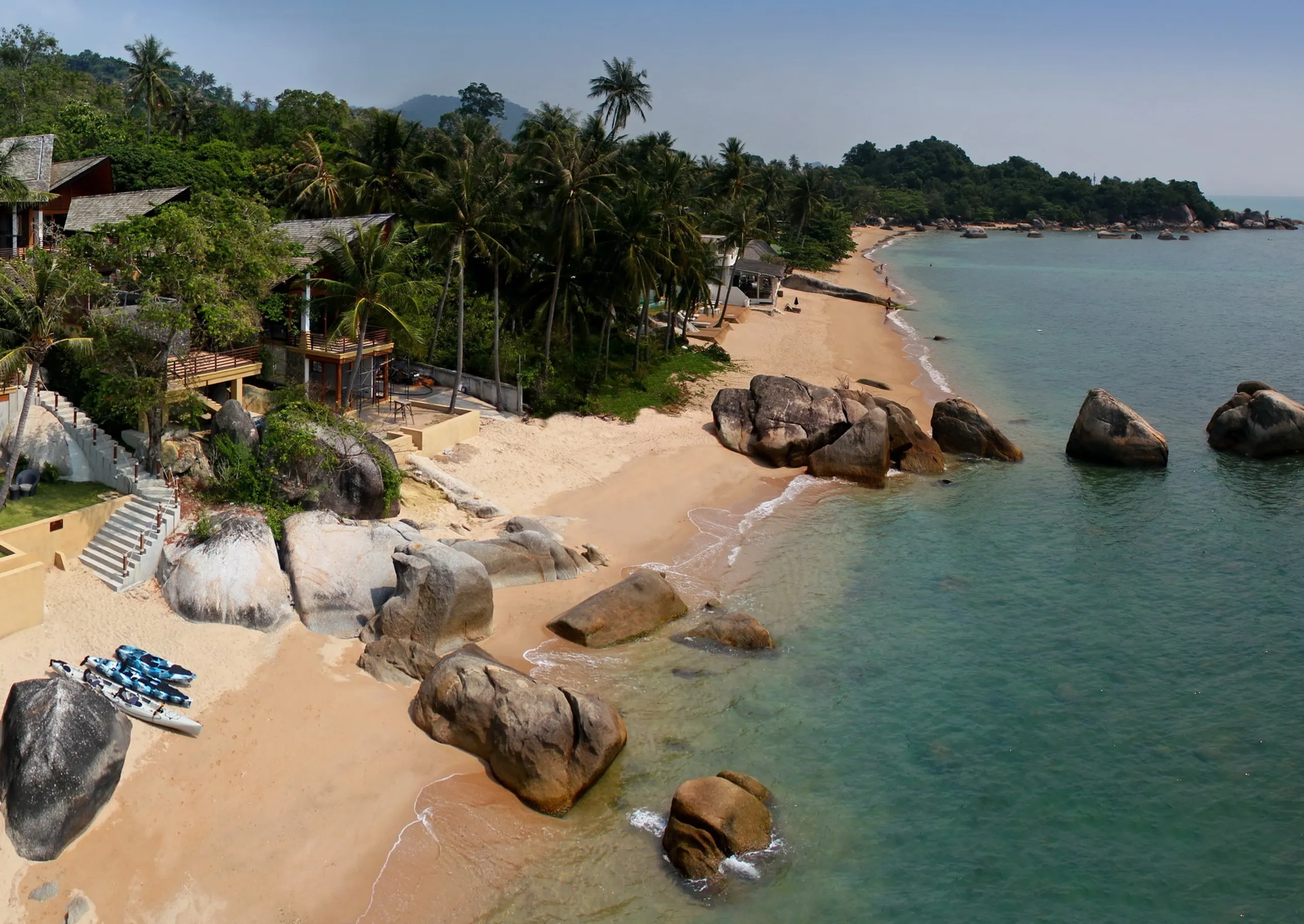 Marvelous Tropical Retreat with Infinity Pool and Resort Style Amenities — photograph 3
