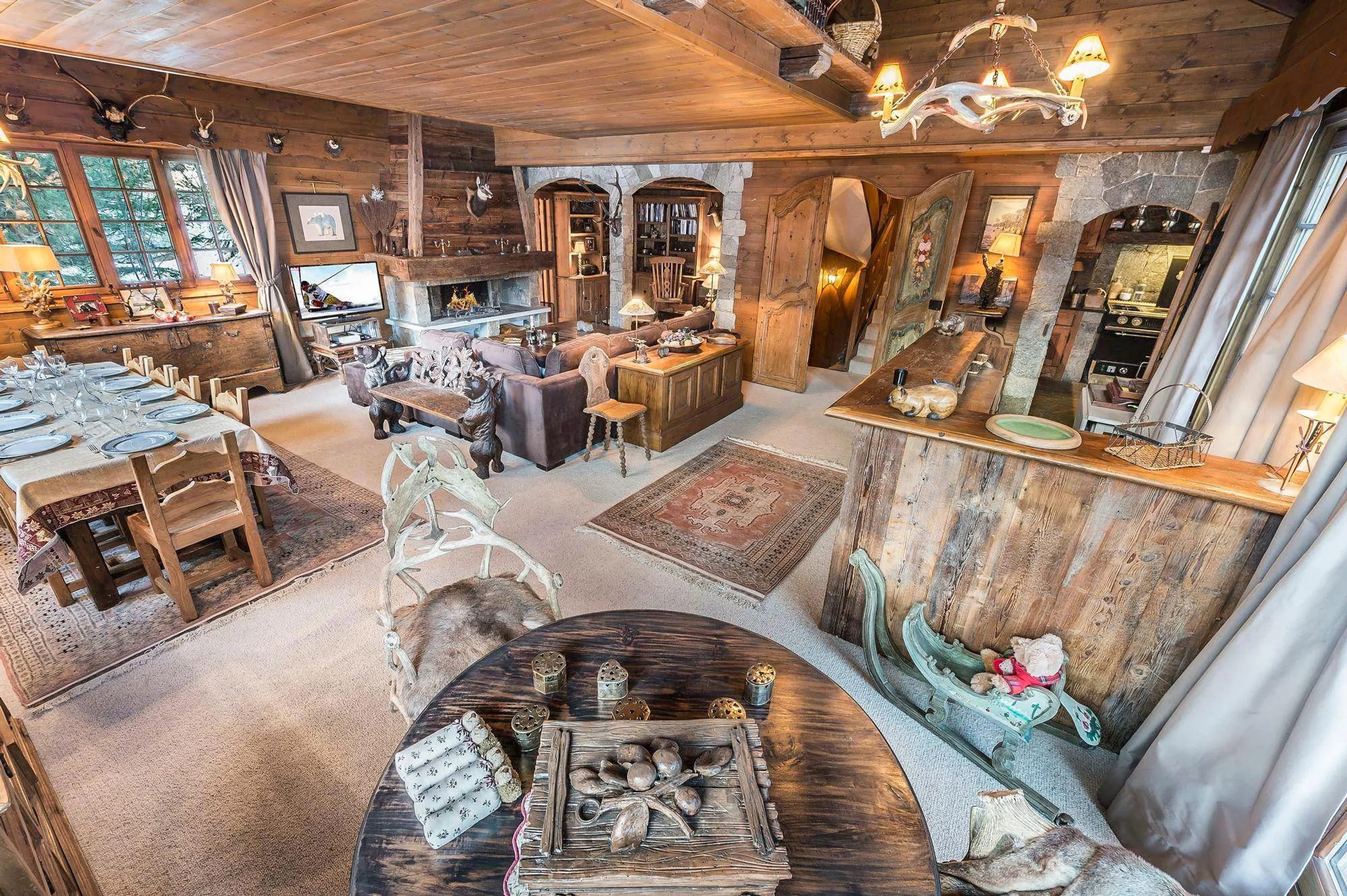 Exquisite 7BR Villa with High-End Amenities and Snowy Mountain Views — photograph 3