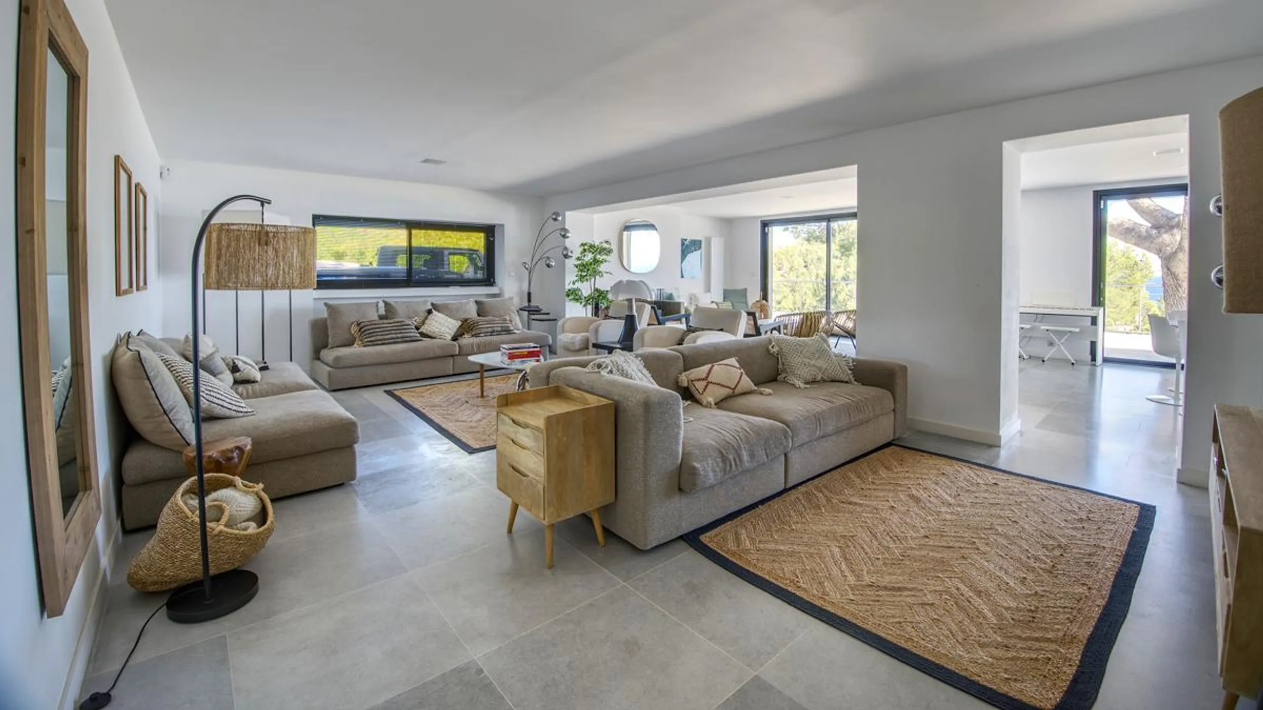 Ornate Contemporary Villa with Private Pool and Sea Views — photograph 6