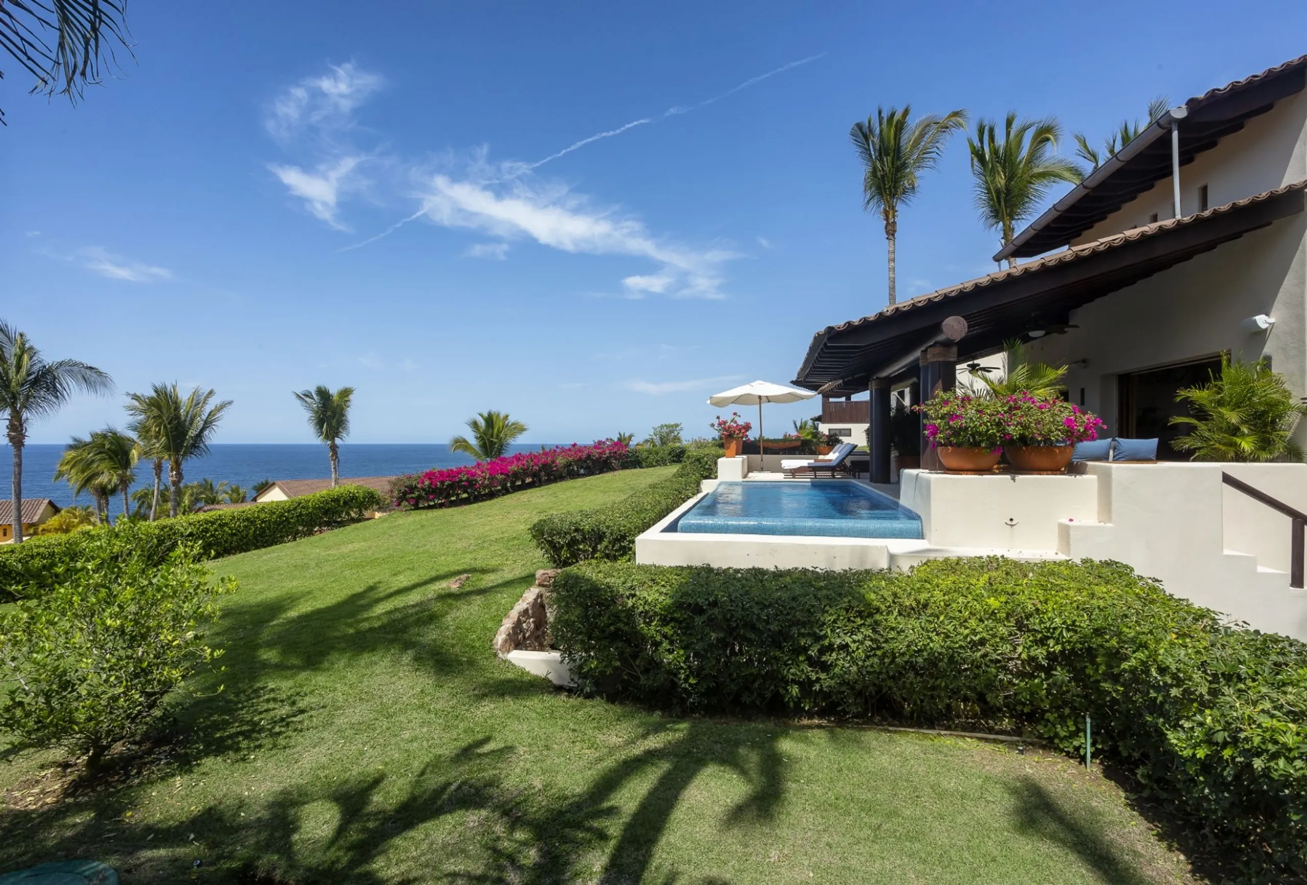Refined Four-Bedroom Villa with Infinity Pool & Panoramic Ocean Views — photograph 6