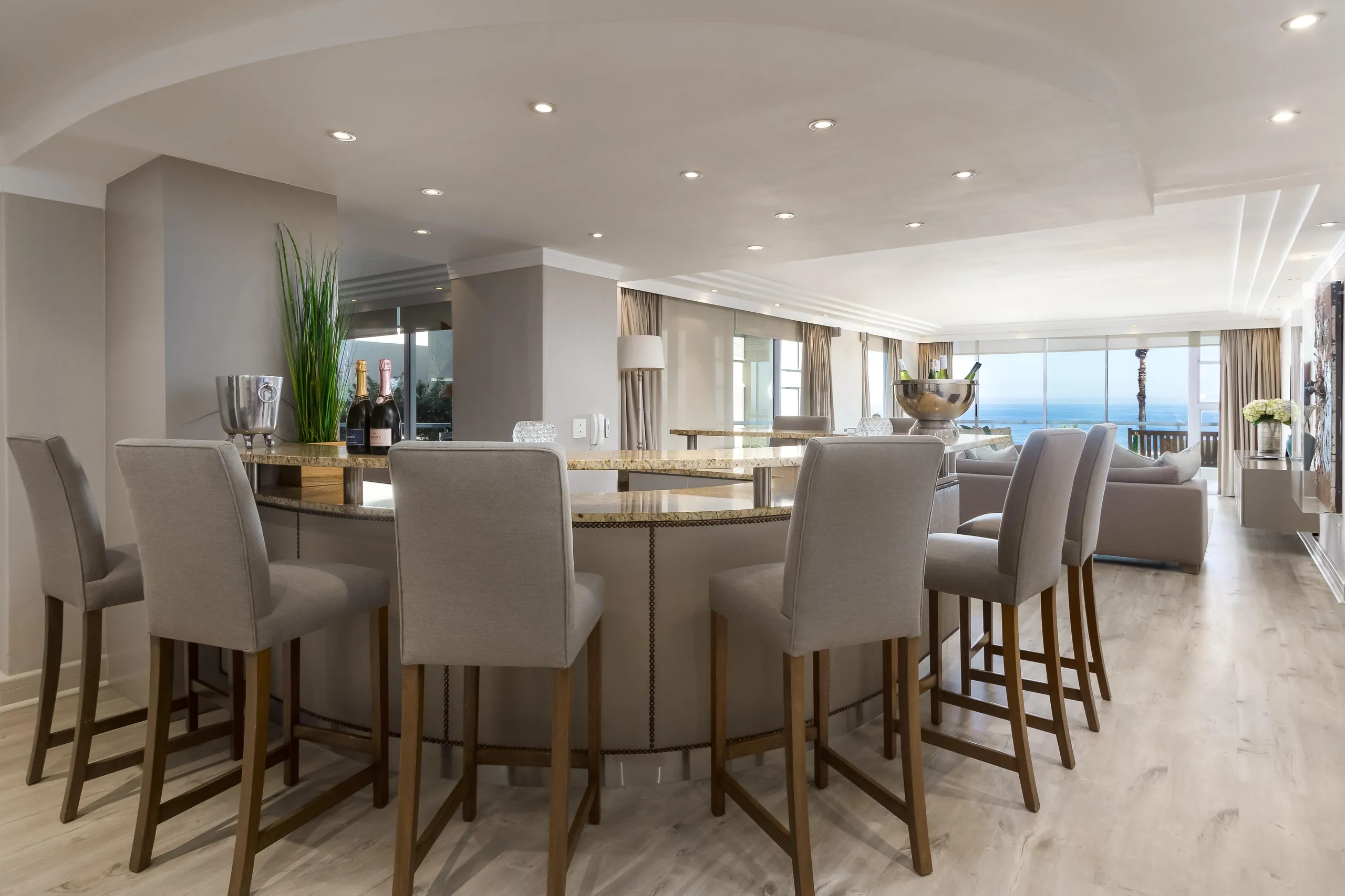Enchanting Penthouse Retreat with Stunning Ocean Views — photograph 12
