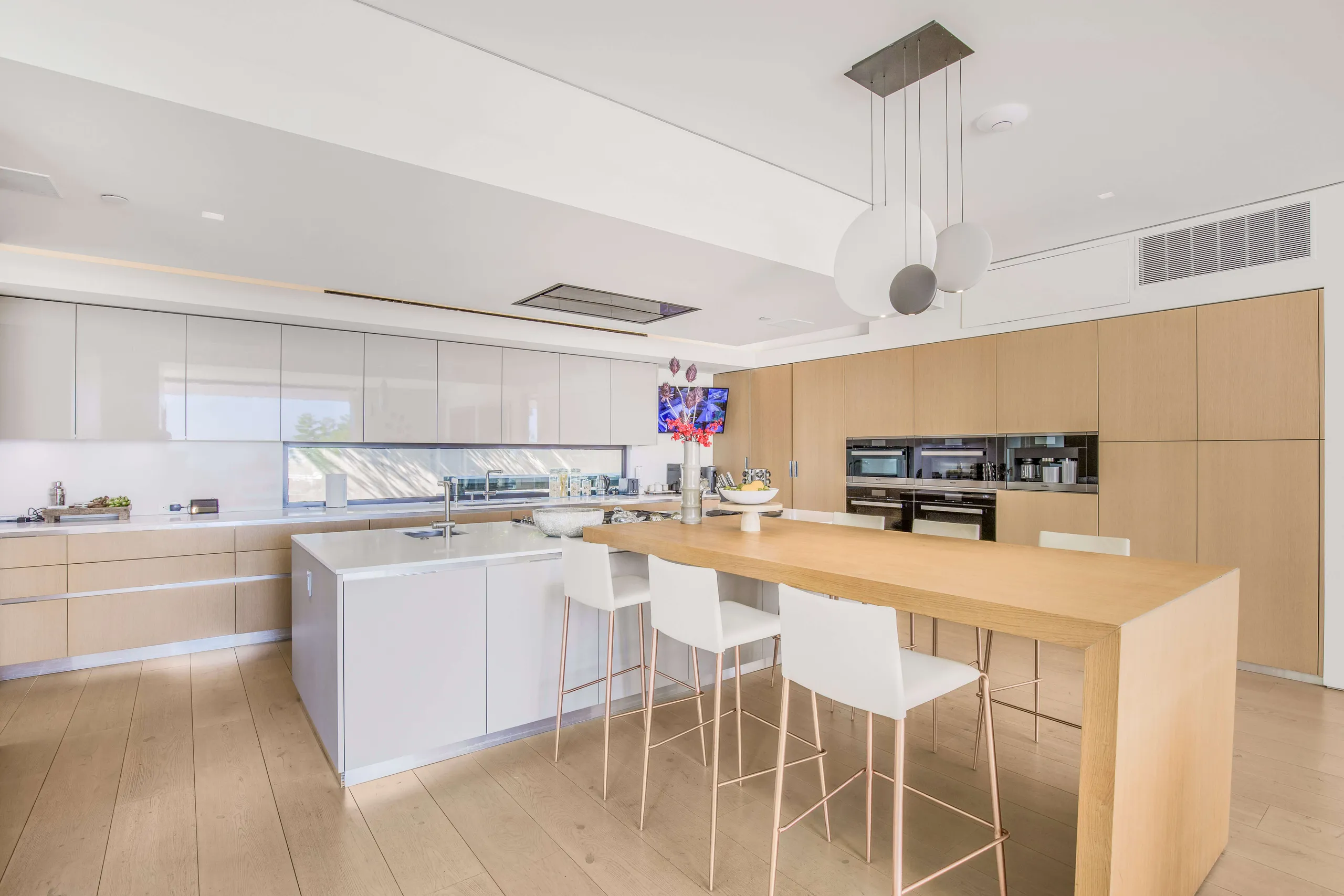Modern Luxe Beverly Hills Estate with Infinity Pool and Panoramic Views — photograph 9