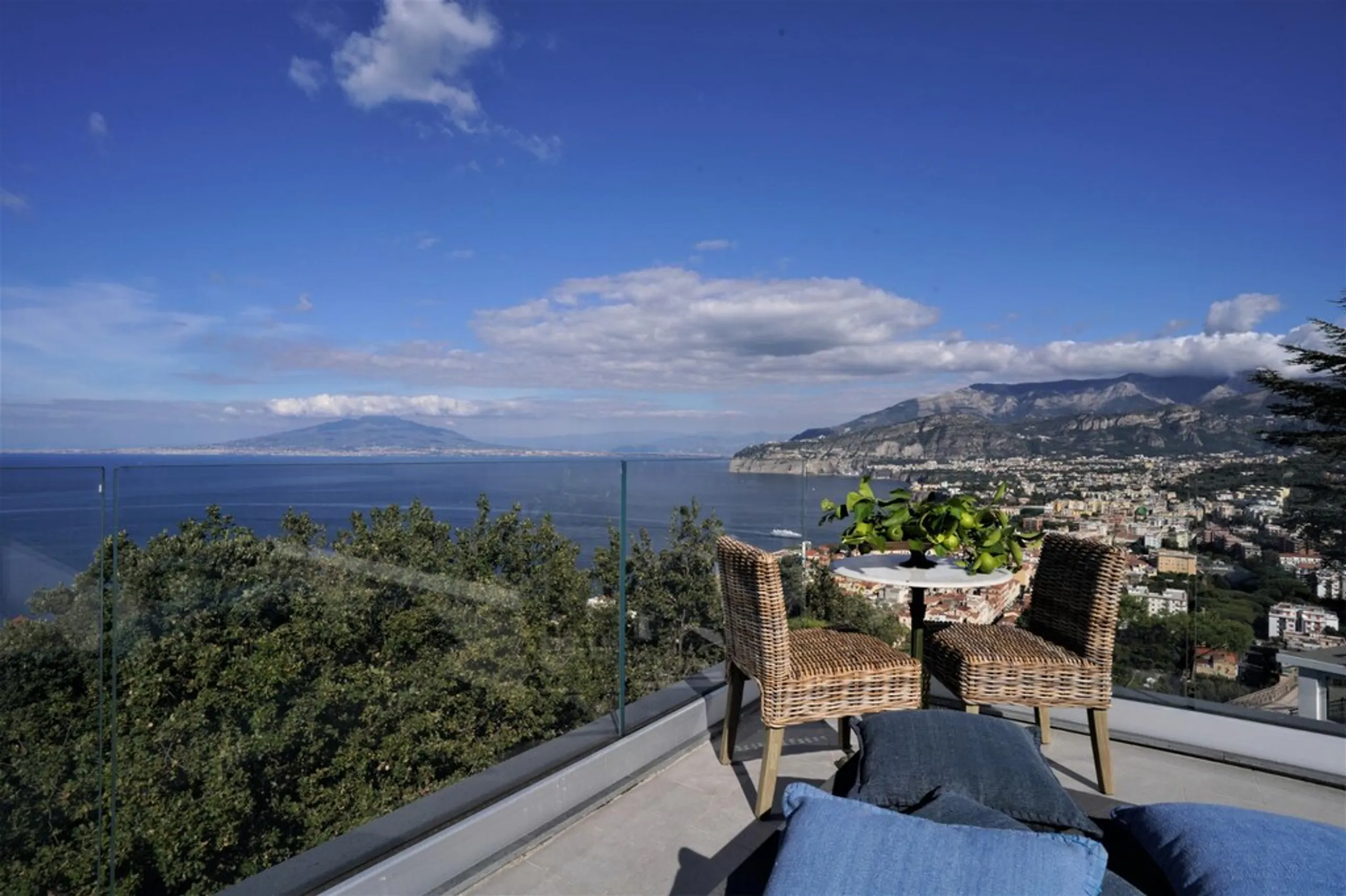 Majestic Seafront Villa with Heated Pool and English-Style Garden — photograph 5