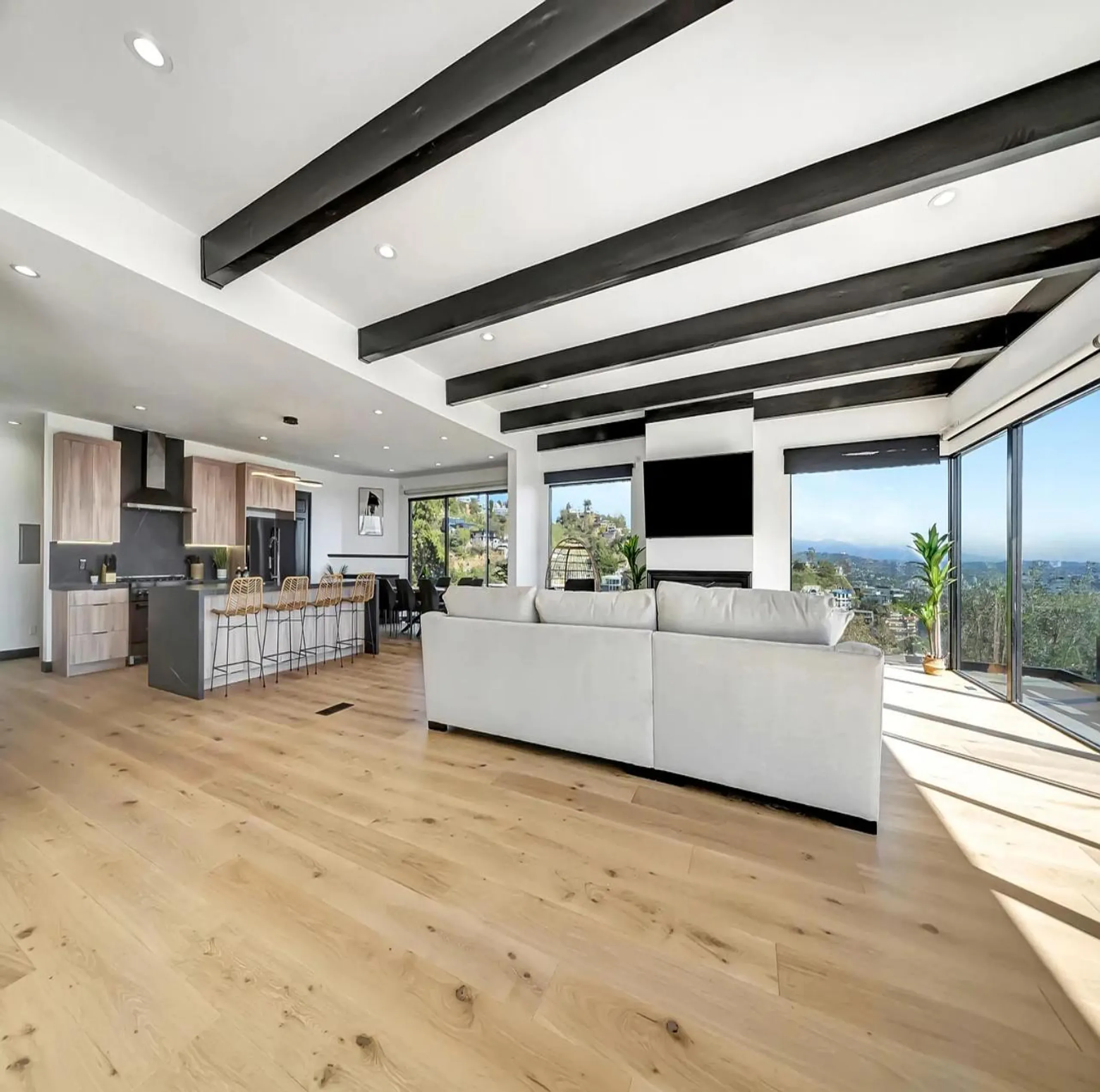 Tranquil Modern Villa Above Sunset Strip with Guest House & Breathtaking Ocean Views — photograph 11