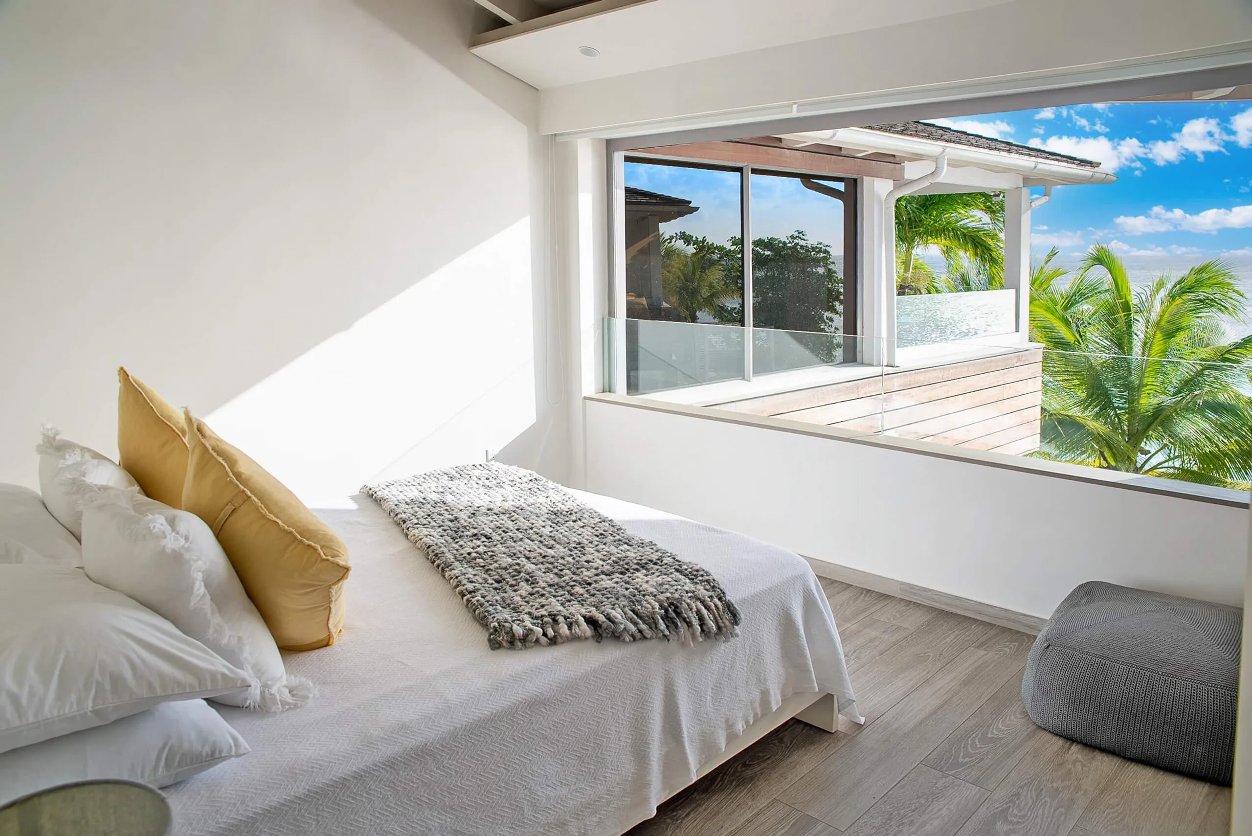 Contemporary Beachfront Villa with Private Pool and Pristine Sea Views — photograph 11