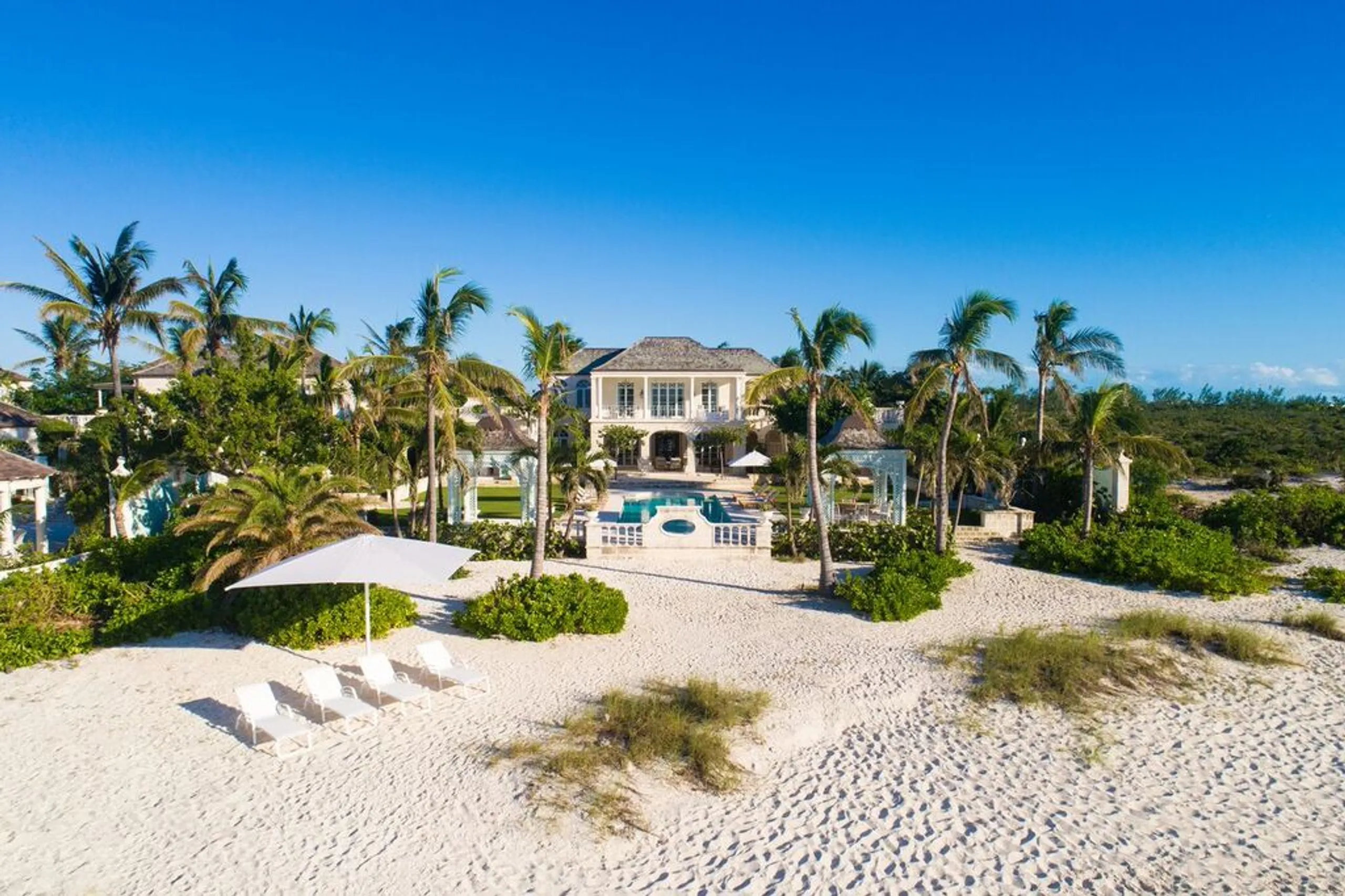 Serene Neo-Classical Villa on Grace Bay Private Pool, Manicured Gardens & Oceanfront Views — photograph 5