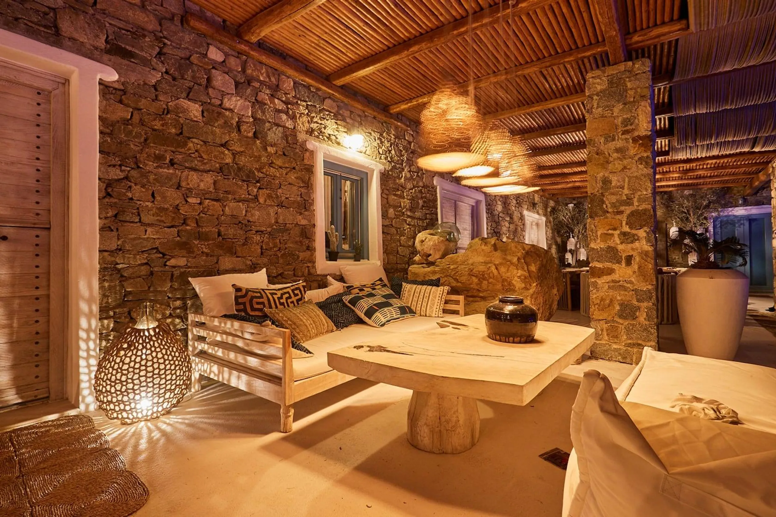 Decorative Beachfront Villa in Mykonos with Infinity Pool — photograph 9