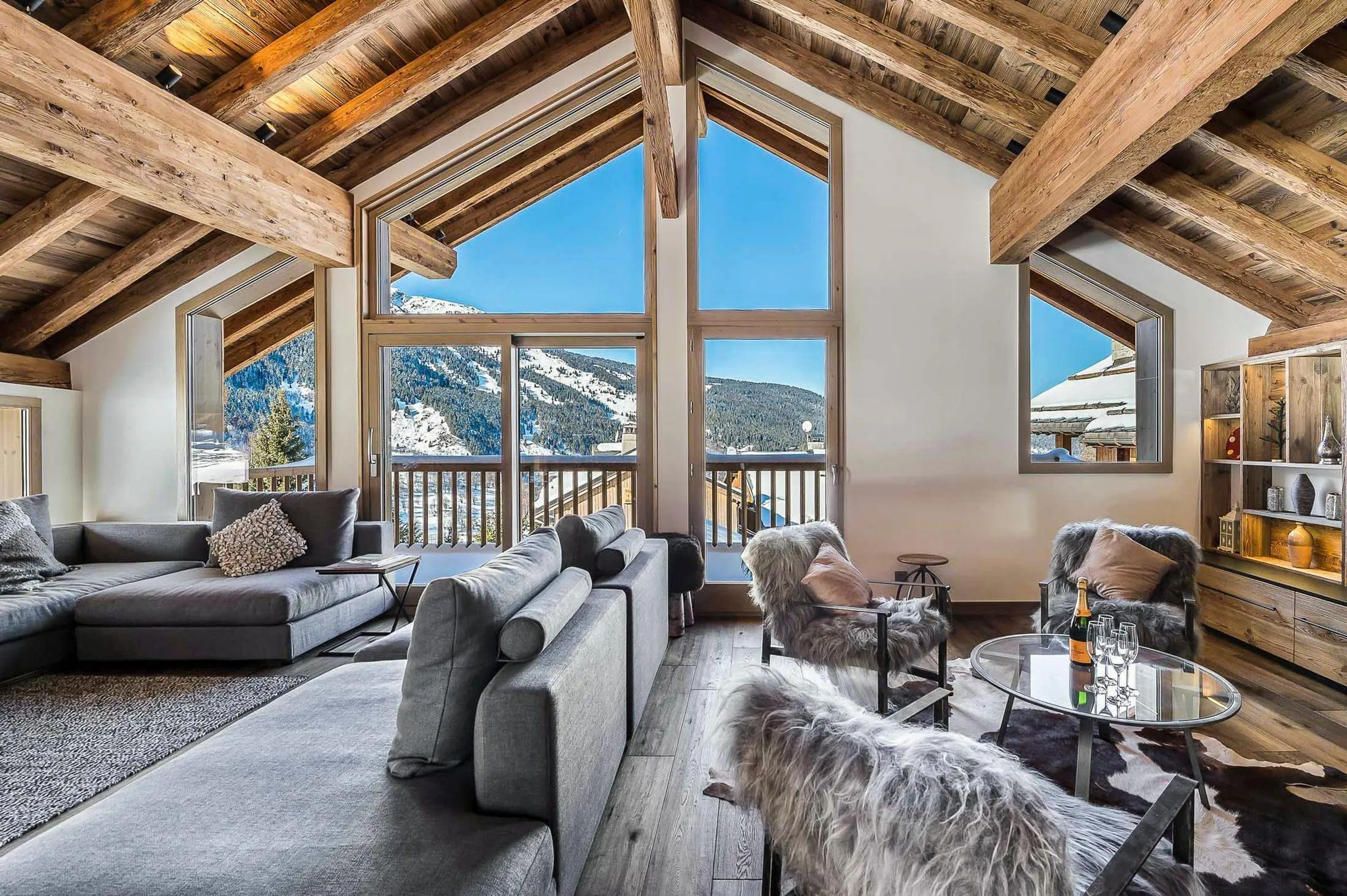 Stunning 6-Bedroom Chalet with Outdoor Jacuzzi and Scenic Views — photograph 4