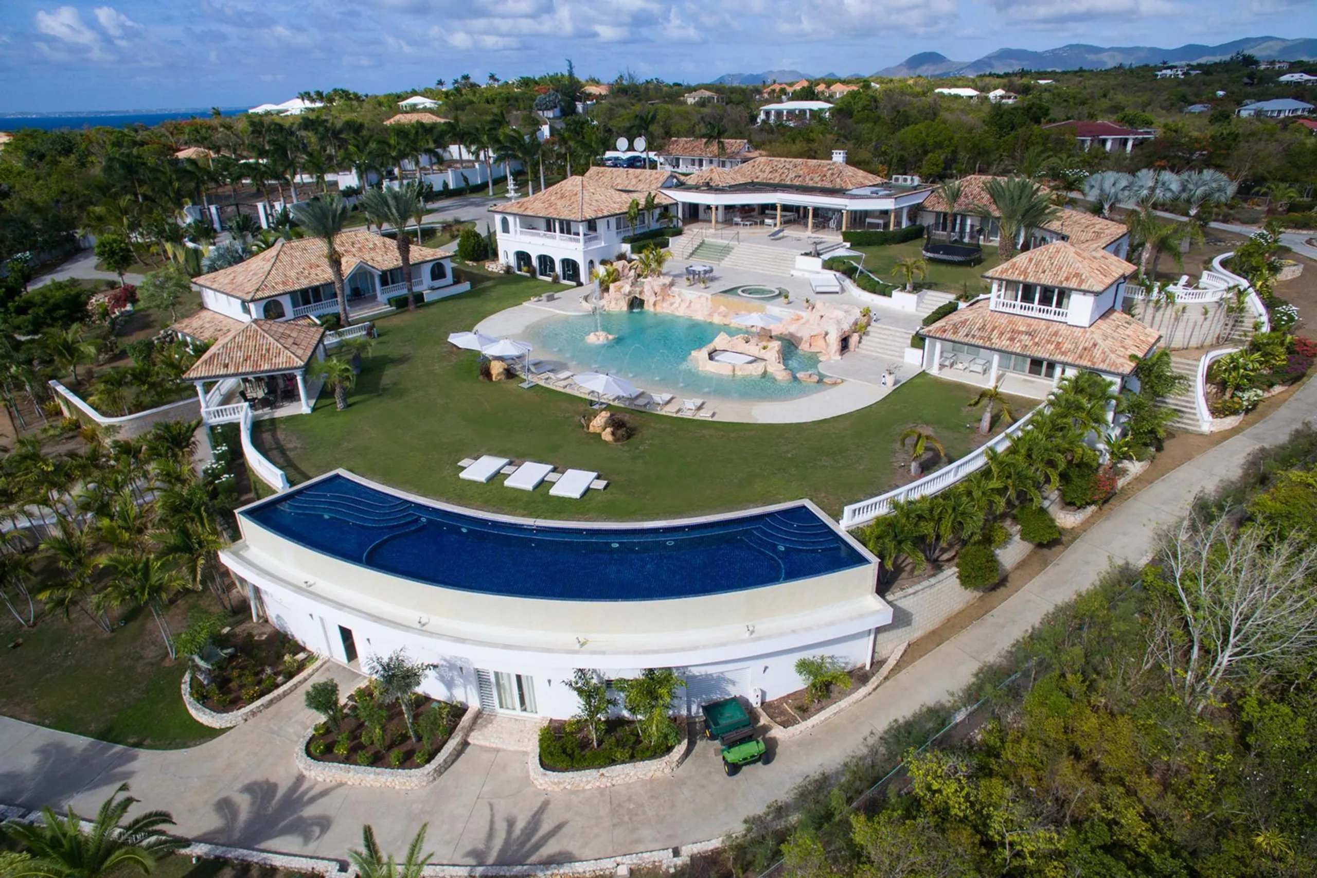 Exclusive Luxe Oasis with Two Pools and Breathtaking Views of the Caribbean Sea, Terres Basses