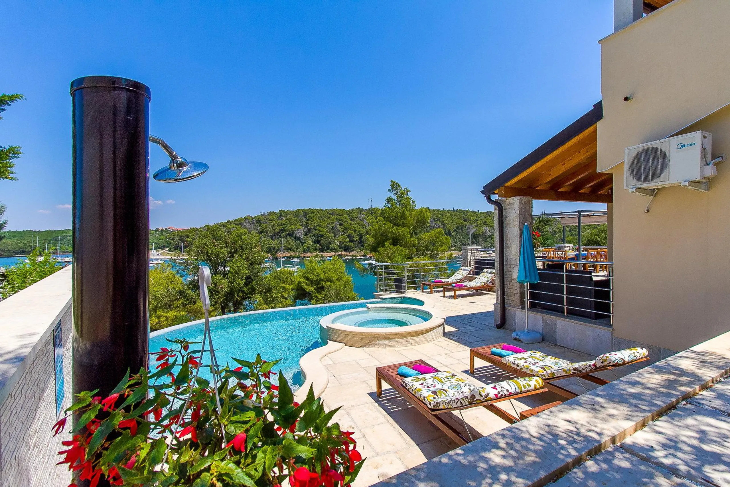 Calming Villa with Curved Infinity Pool Offering Breathtaking Views of Soline Bay — photograph 7