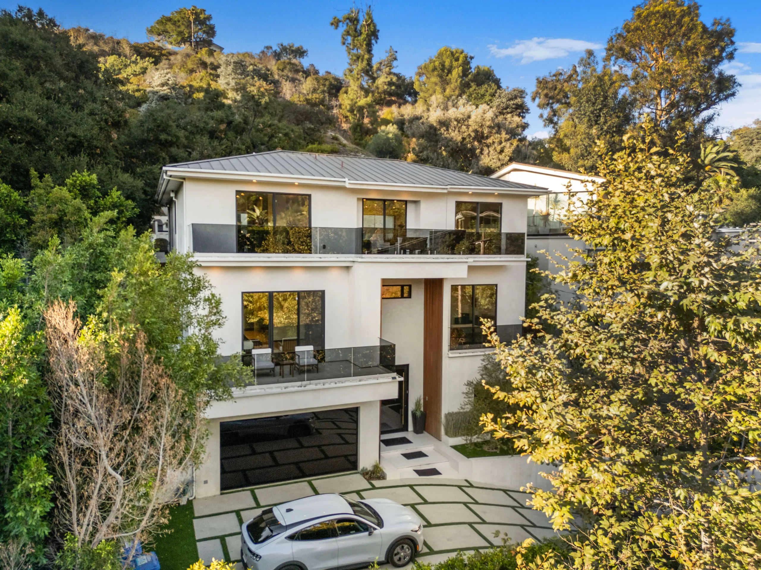 Sophisticated Laurel Canyon Villa with Pool and Backyard Lounge — photograph 5