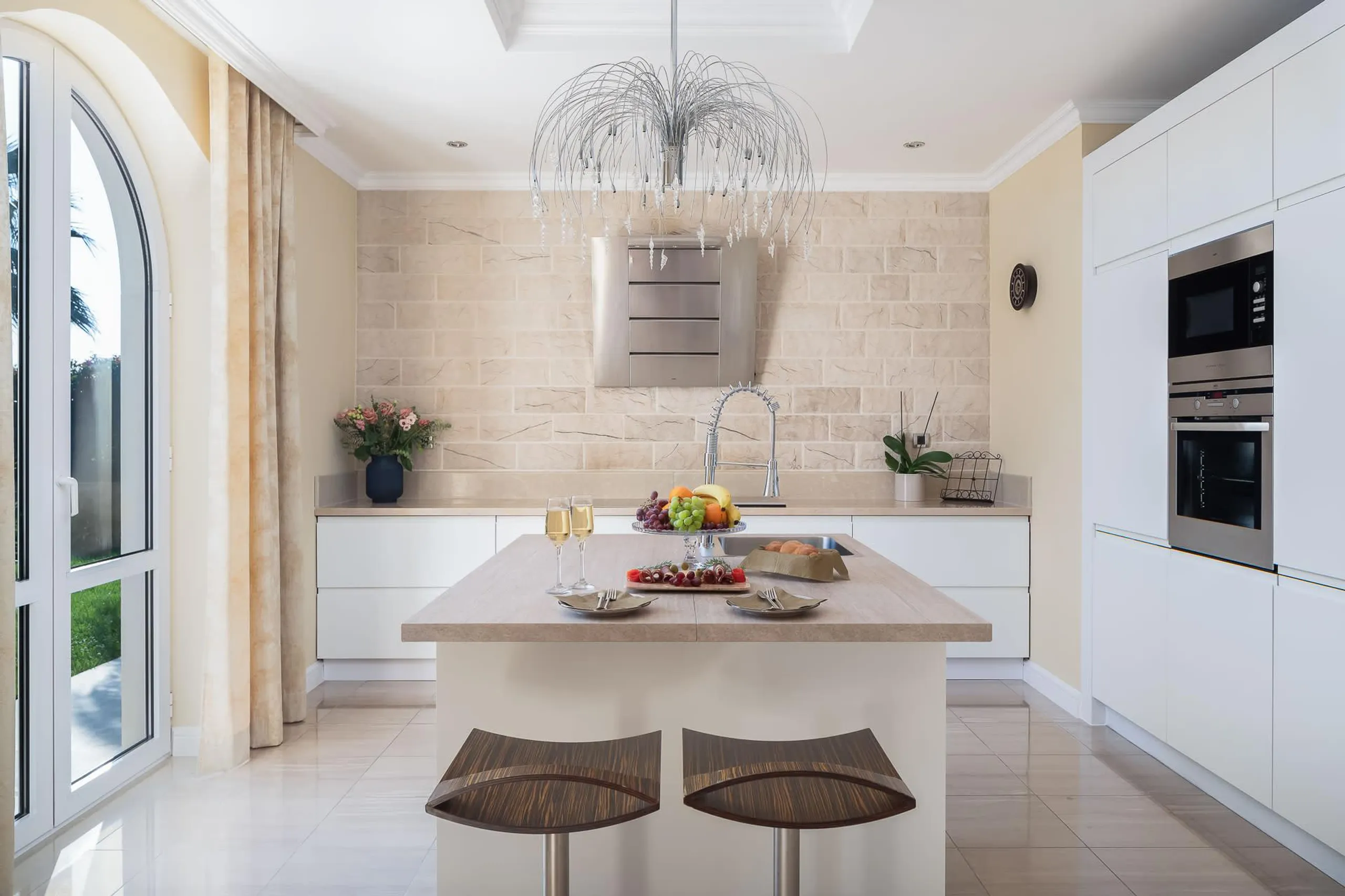 Charming Coastal Villa with Panoramic Views — photograph 9