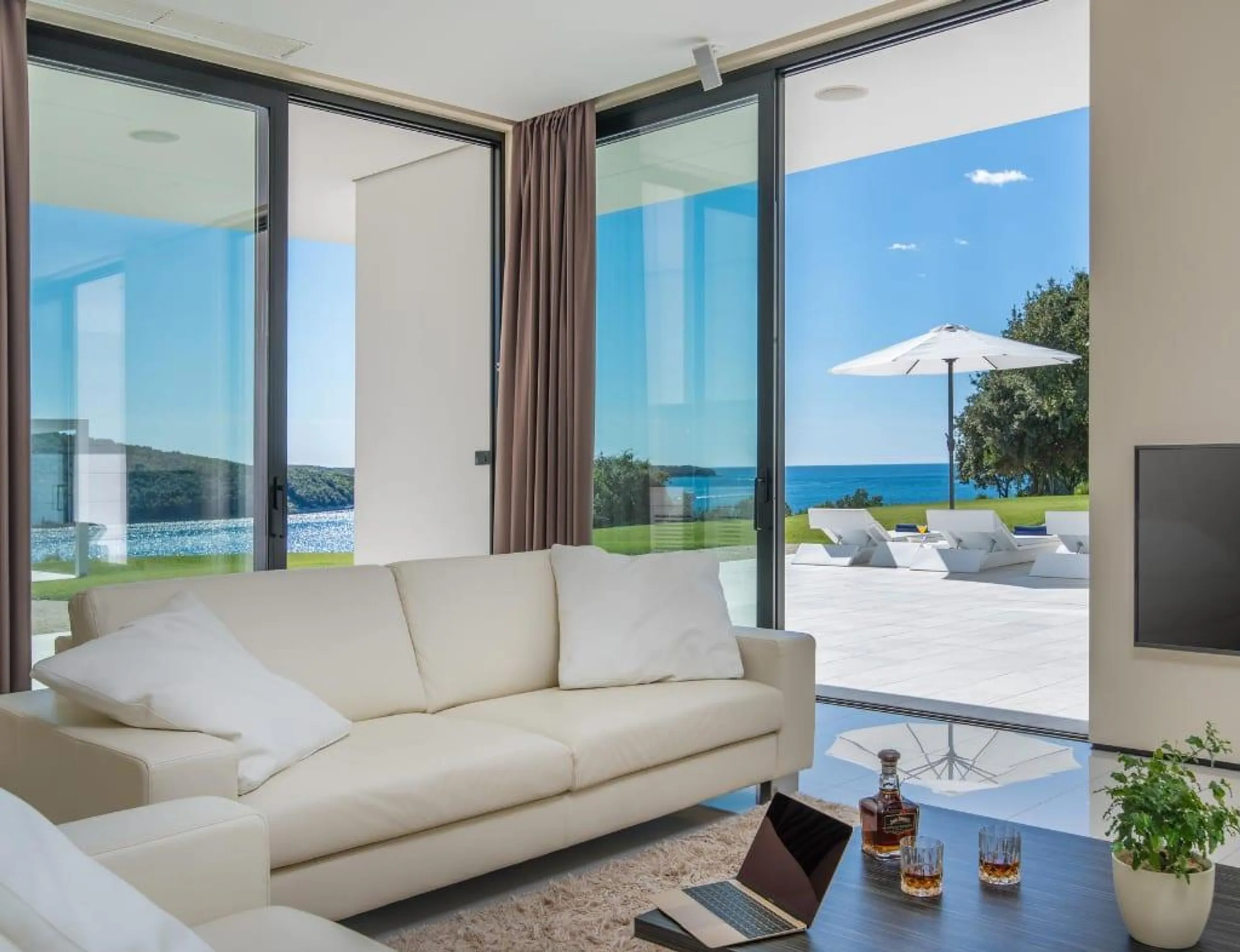 Spectacular 5-Star Villa with Private Infinity Pool, Spa, and Helicopter Access — photograph 11