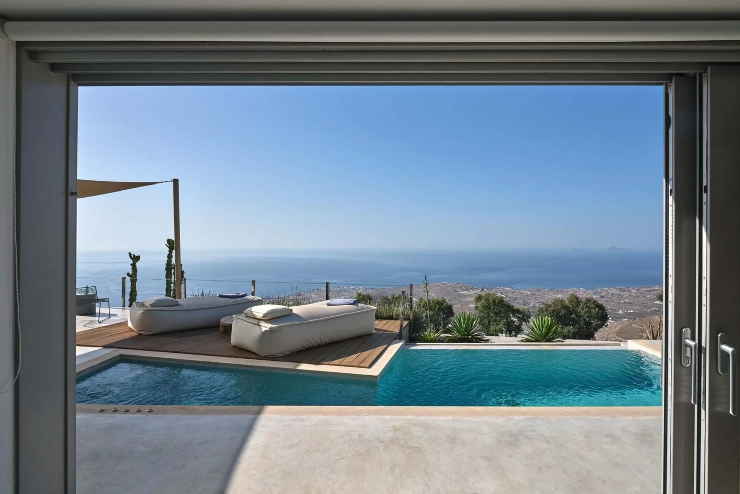Sumptuous Sanctuary Villa with Private Infinity Heated Pool and View of The Peninsula of Akrotiri — photograph 12
