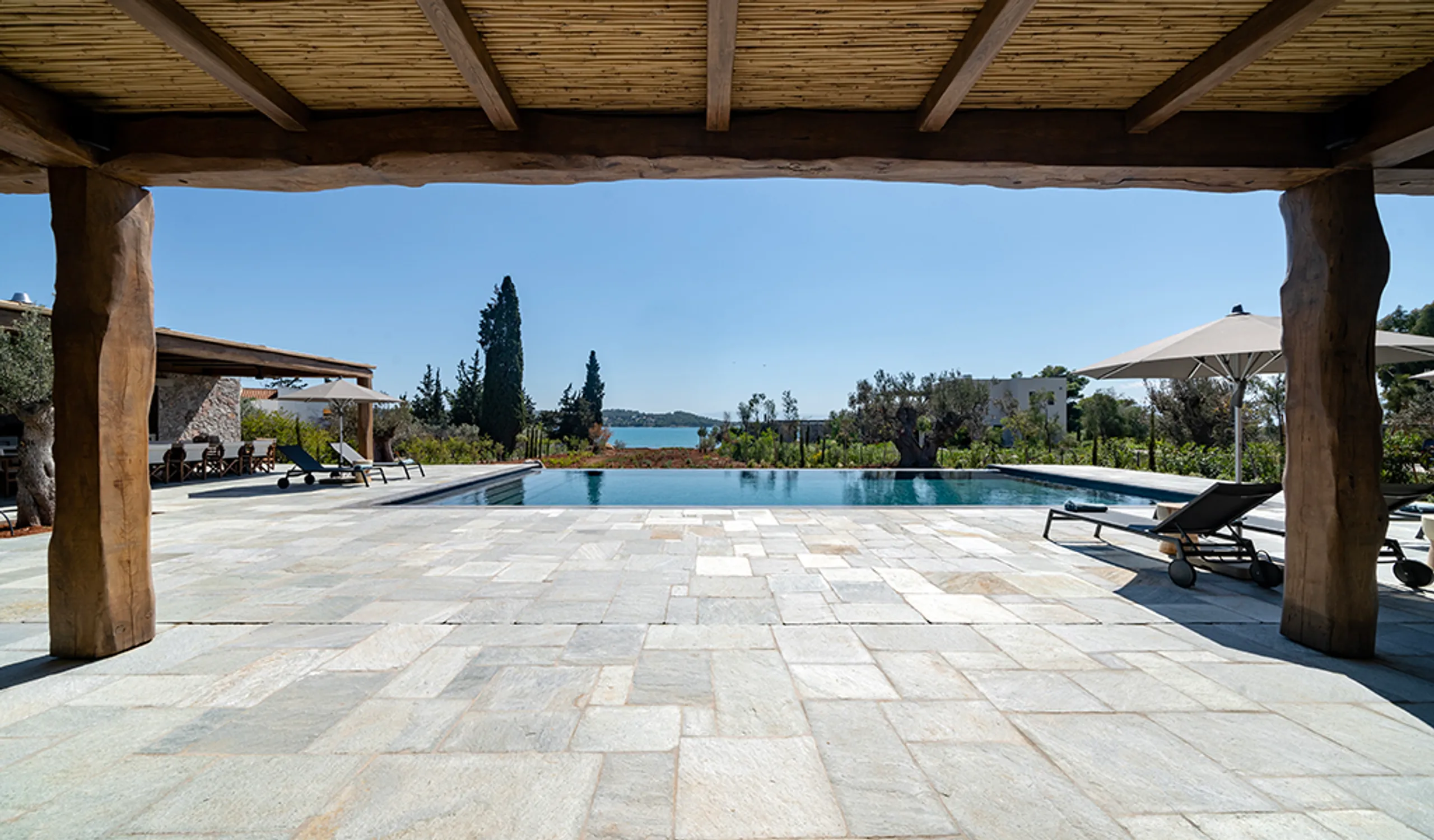 Luxurious Ververondian Getaway with Infinity Pool and Stunning Garden — photograph 4
