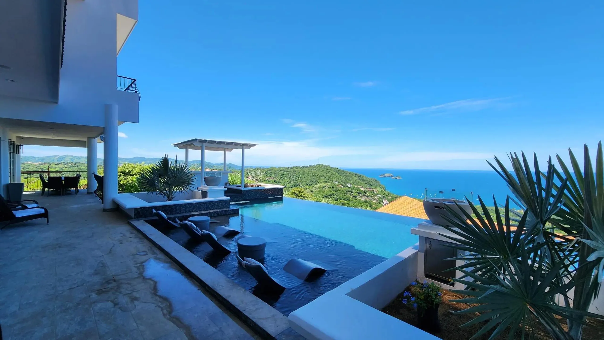Elegant Treasure in the Sky with Infinity Pool and Ocean Views — photograph 6