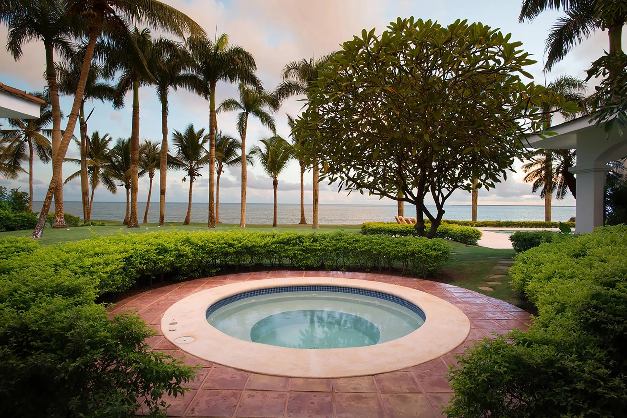 Plush and Inviting 4BR Villa with Private Pool and Ocean Views — photograph 2