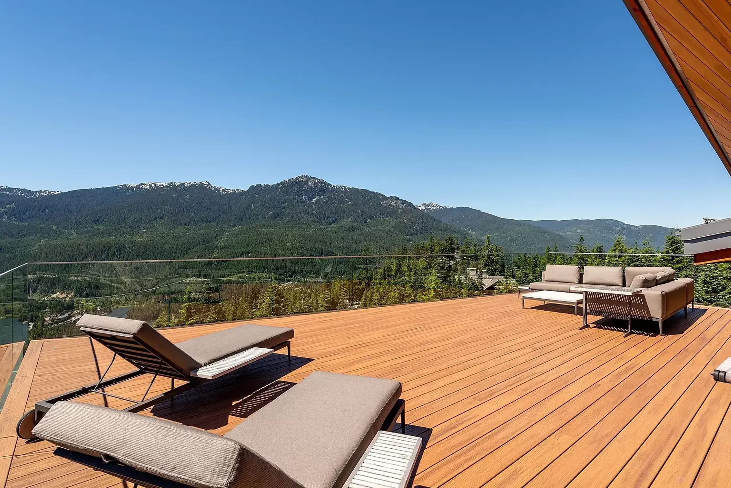 6-Bedroom Alpine Retreat with Panoramic Views, Chef's Kitchen, and Spa Haven VILLAWAY® — photograph 2