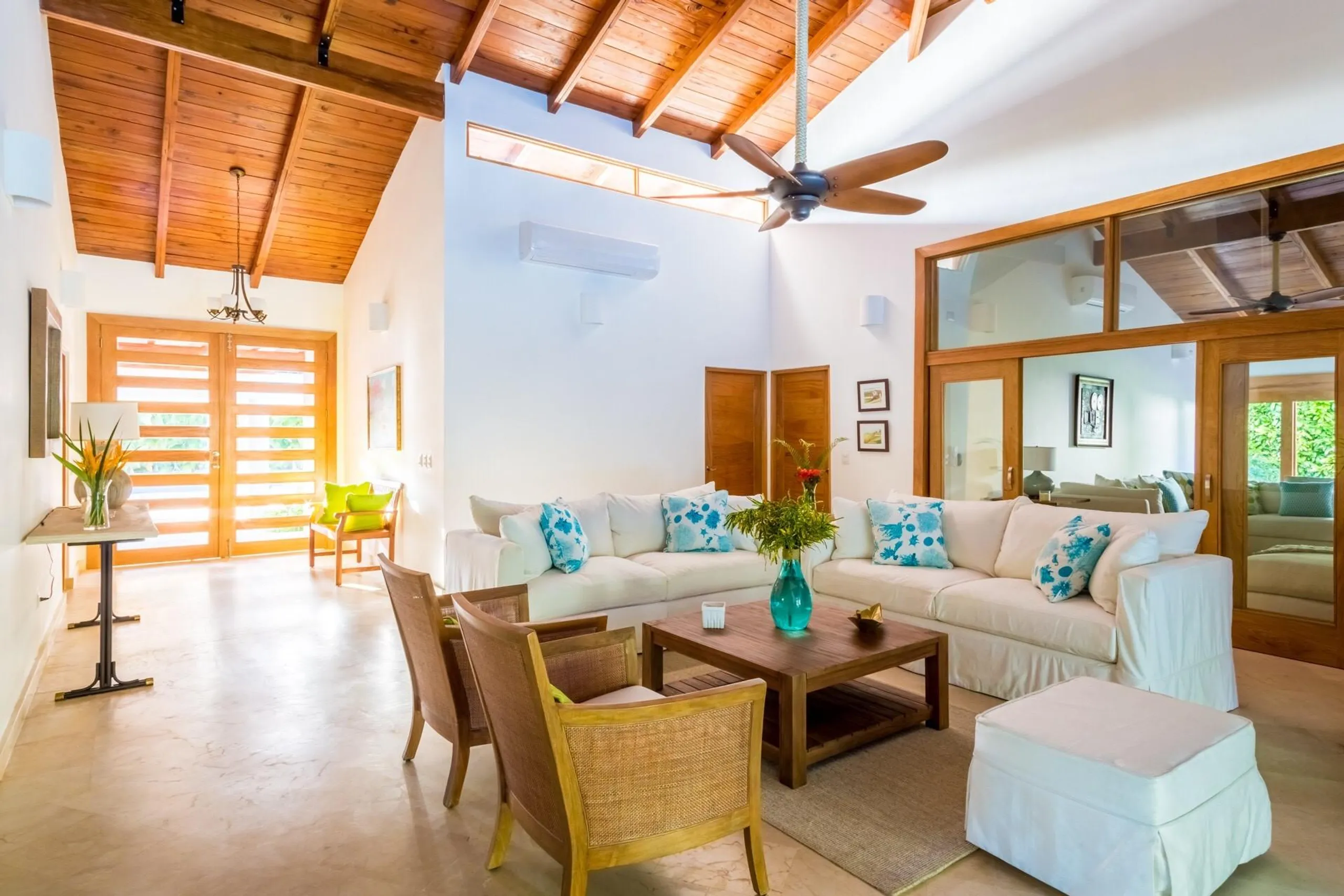 Exquisite Tropic Estate with Private Pool and Patio Dining — photograph 7