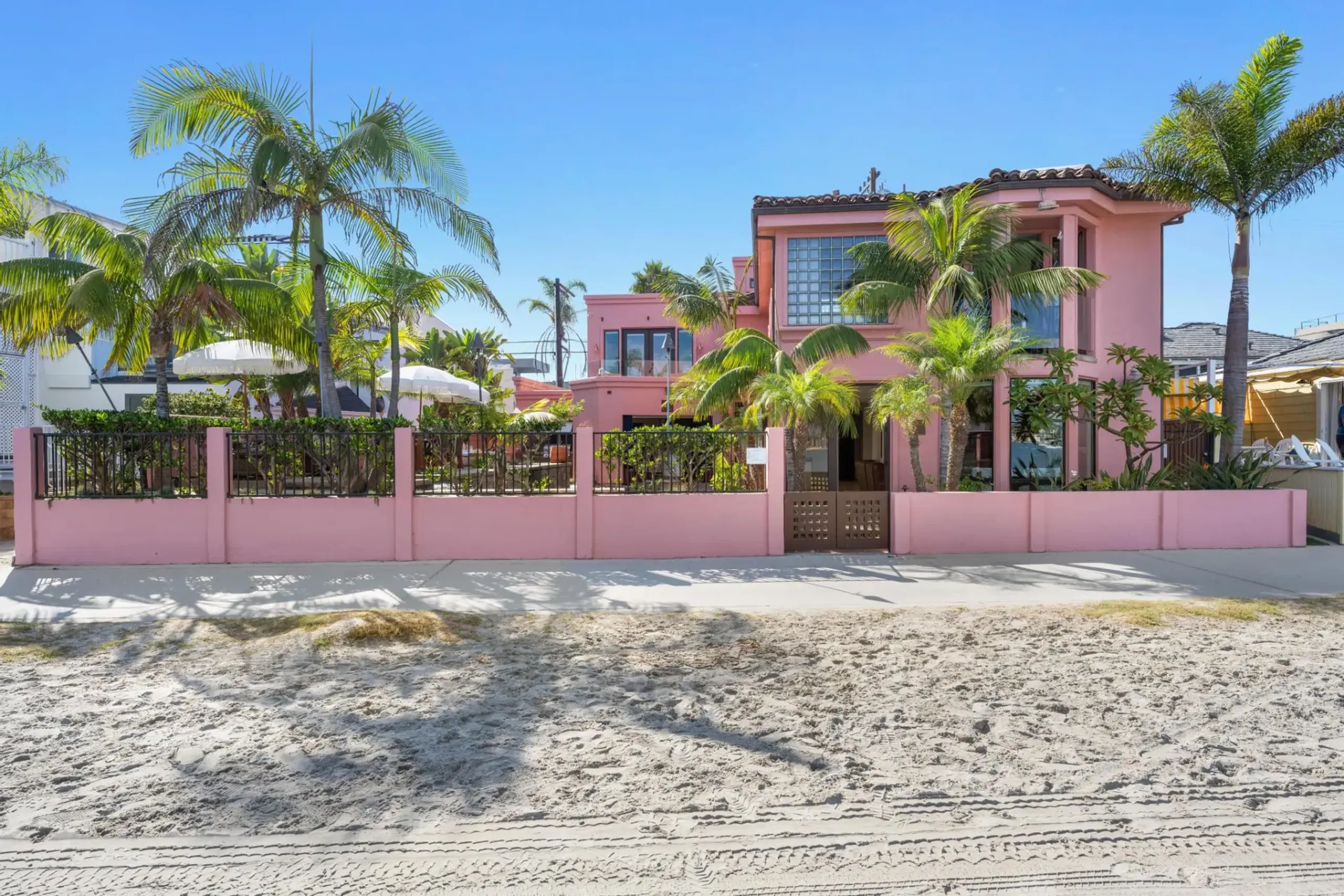 Exhilarating Mission Bay Waterfront Villa with Private Pool, Spa, Bay Views & Beach Access — photograph 5