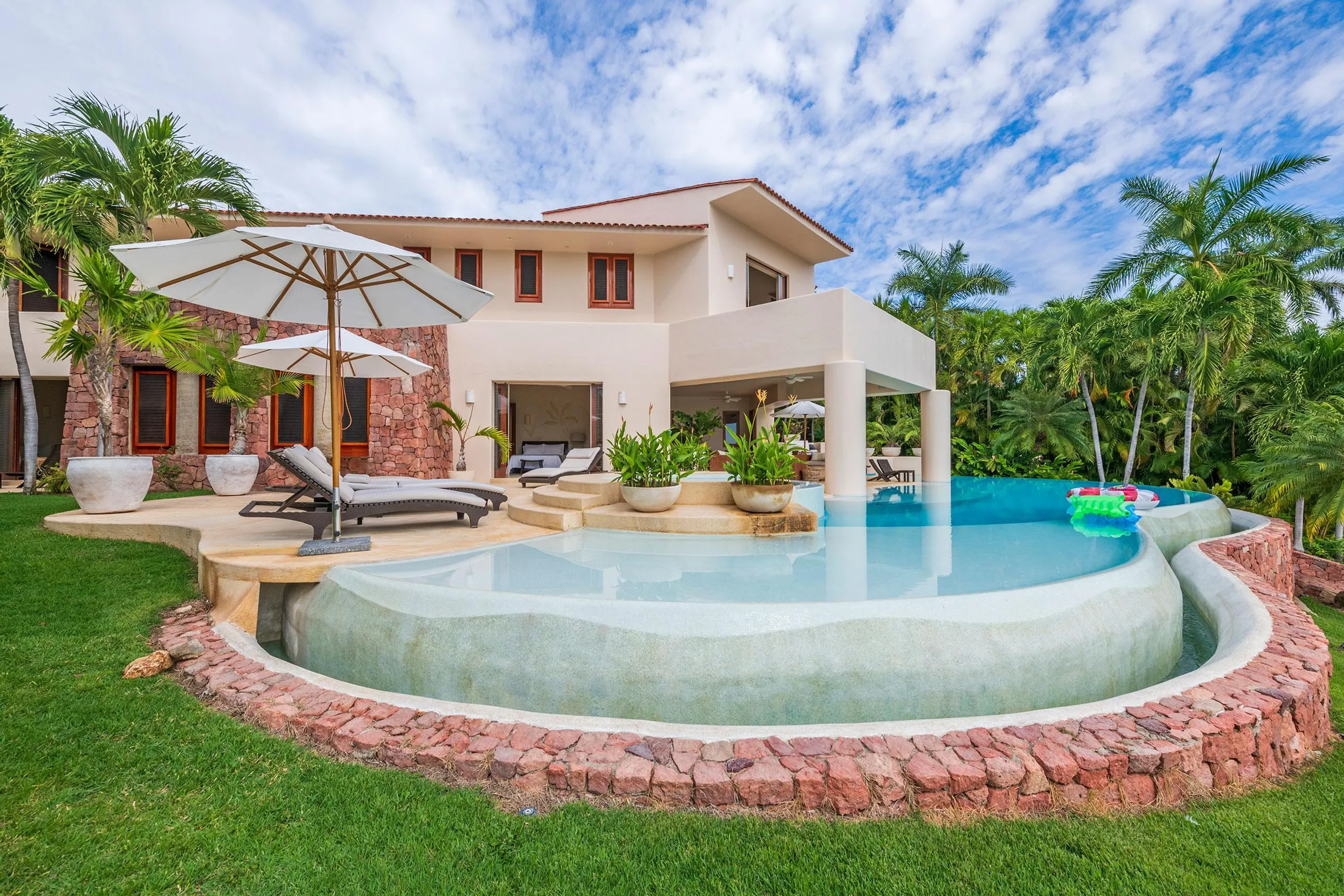 Lush Lagos Del Mar Estate with Infinity Pool and Wonderful Views — photograph 2