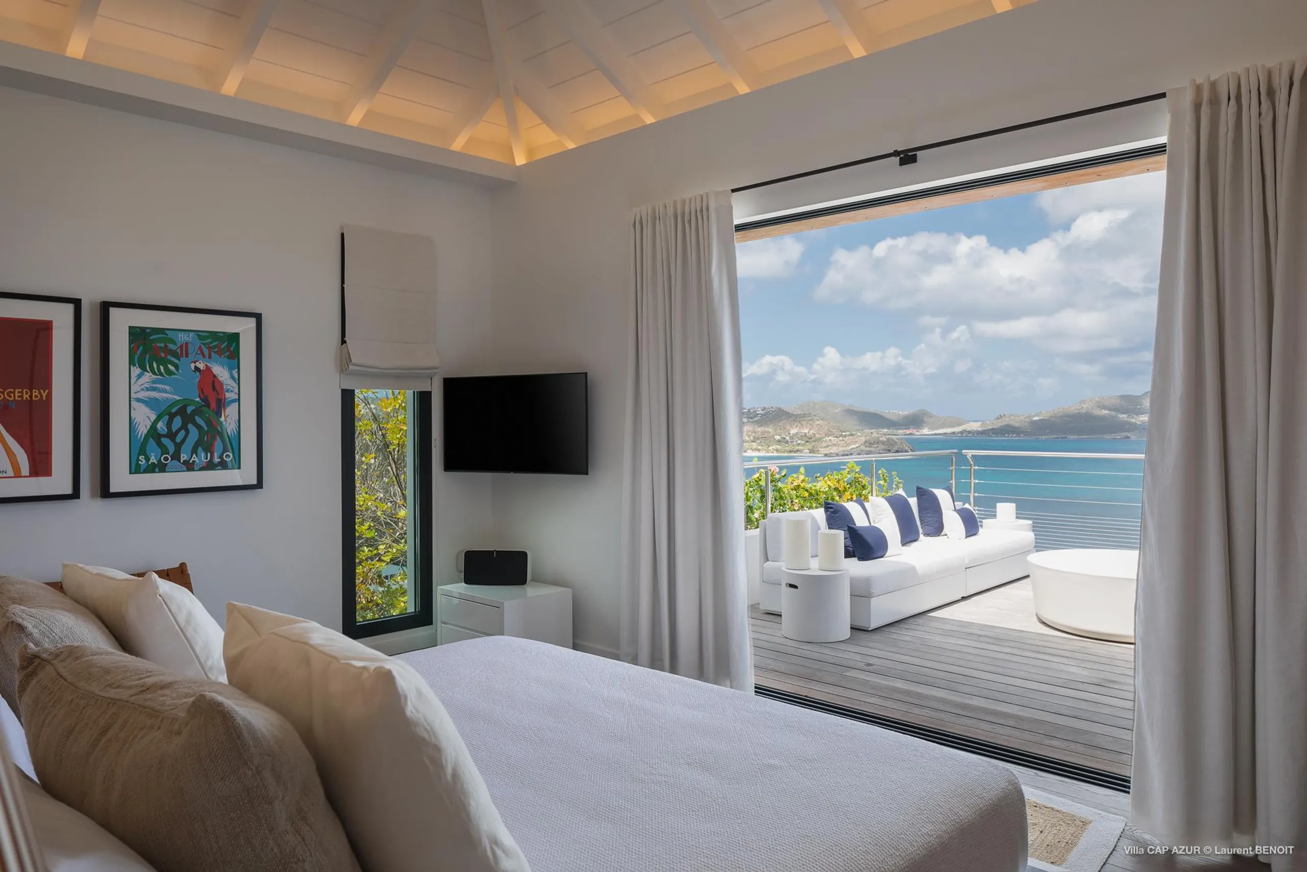 Elegant Point Milou Estate with Infinity Pool — photograph 9
