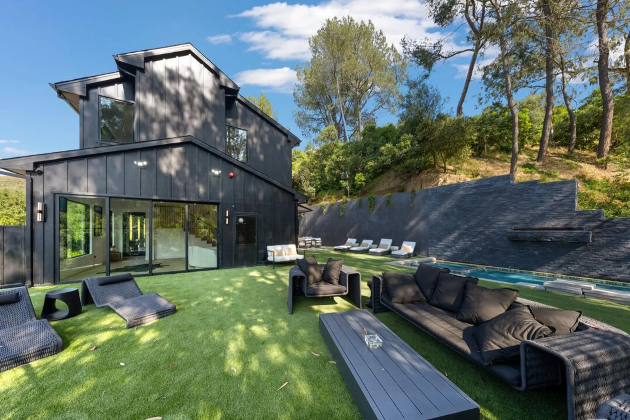 Exquisite Coldwater Canyon Sanctuary with Panoramic City & Mountain Views, Private Trails — photograph 6