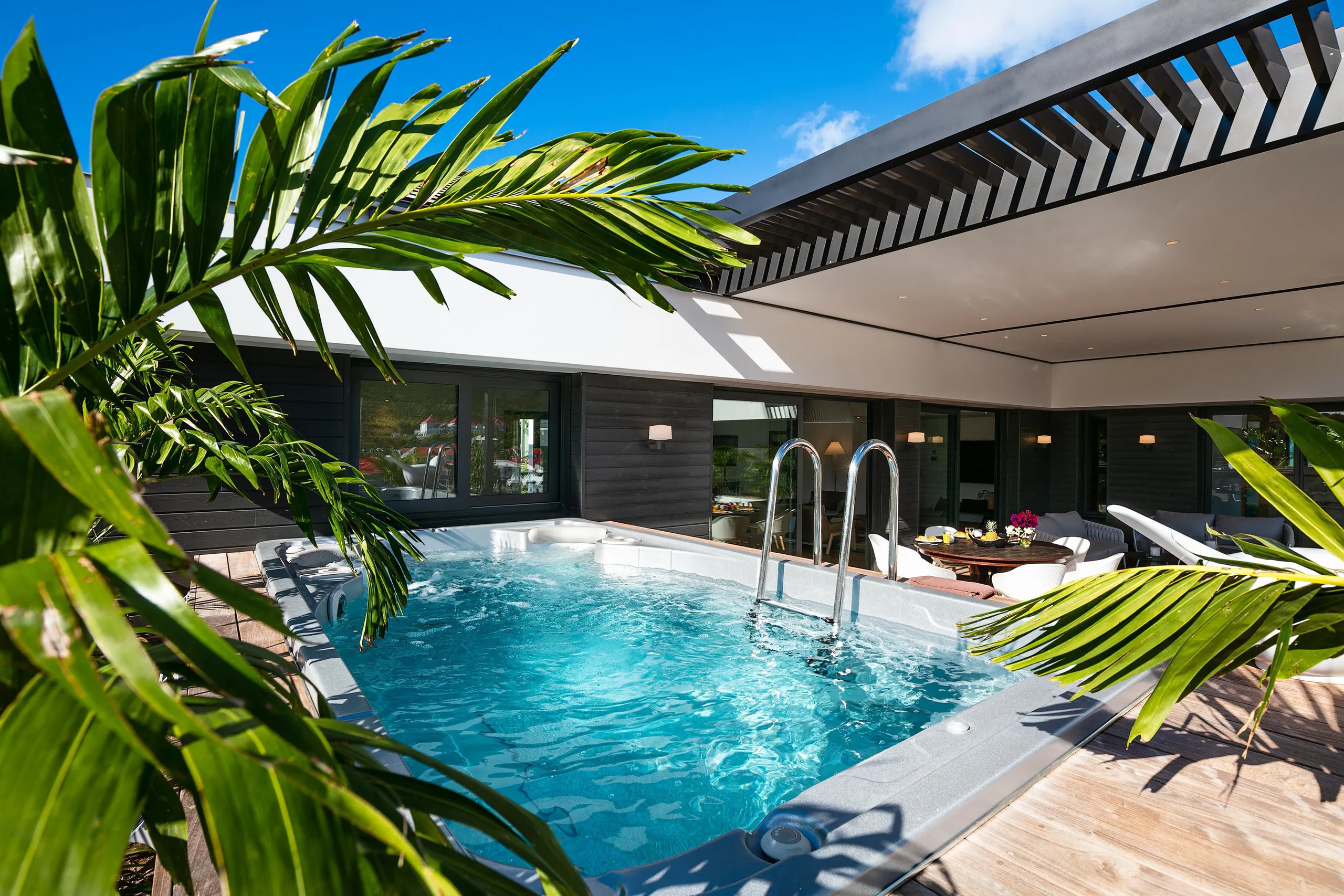 Luxurious Villa in Caribbean Cove with Jacuzzi and Patio Dining — photograph 4