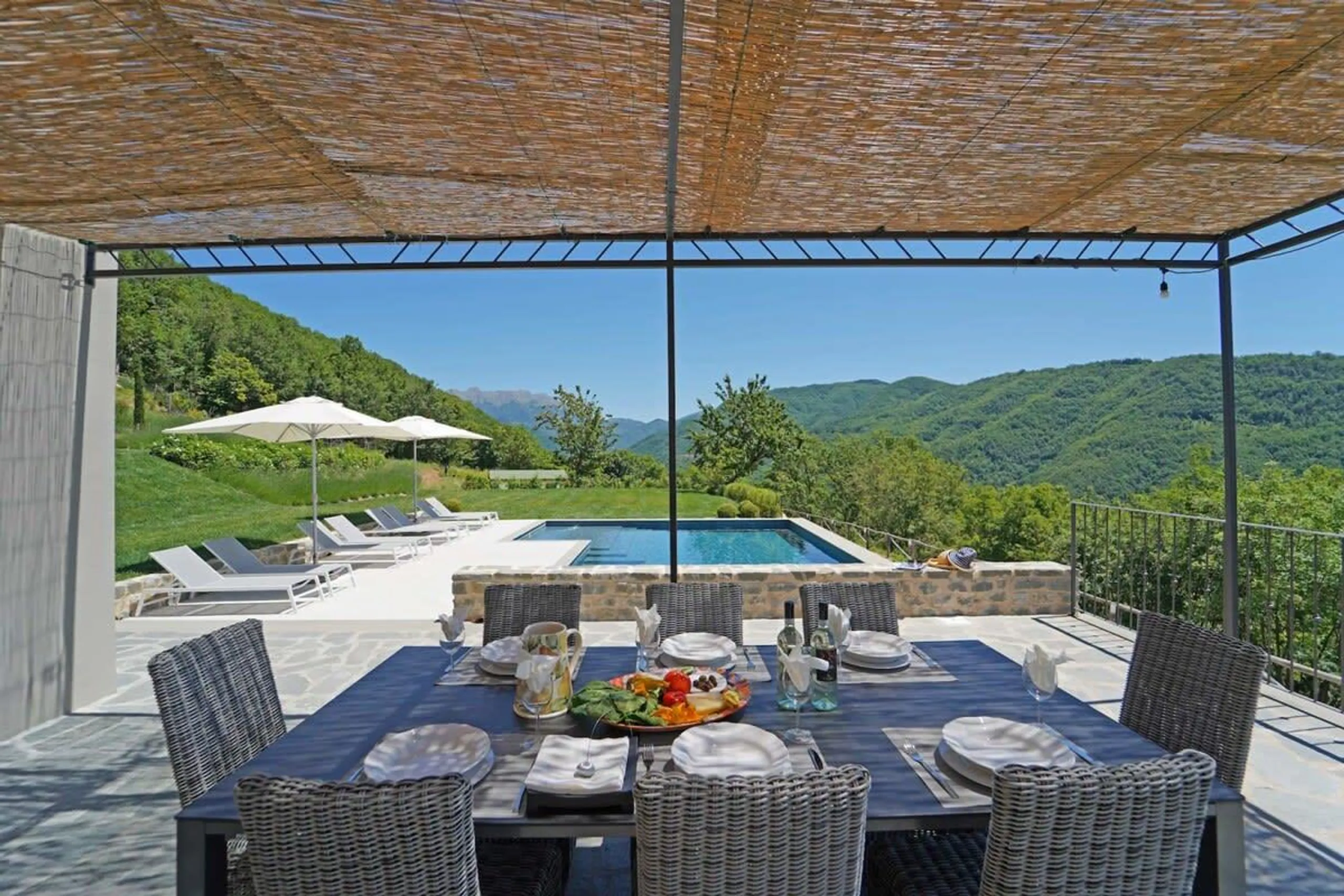 Charming Restored Farmhouse with Invigorating Pool — photograph 4